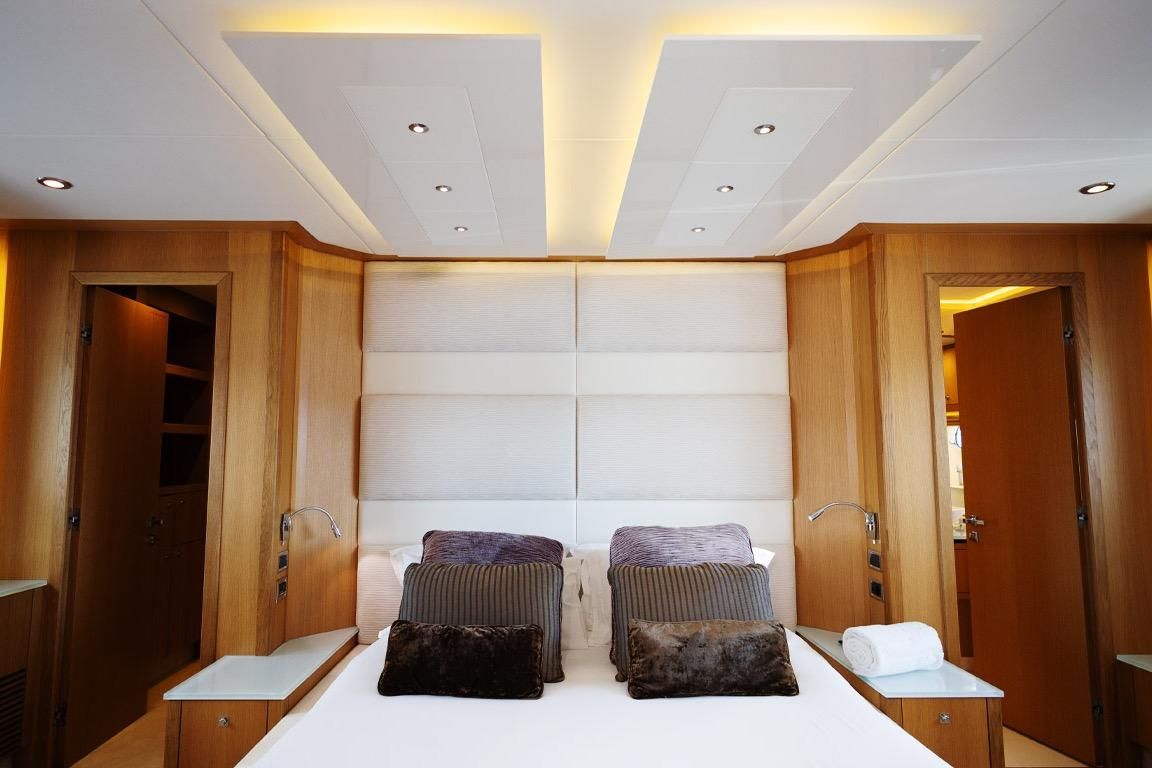 2011 Sunseeker Predator 84 photo 29