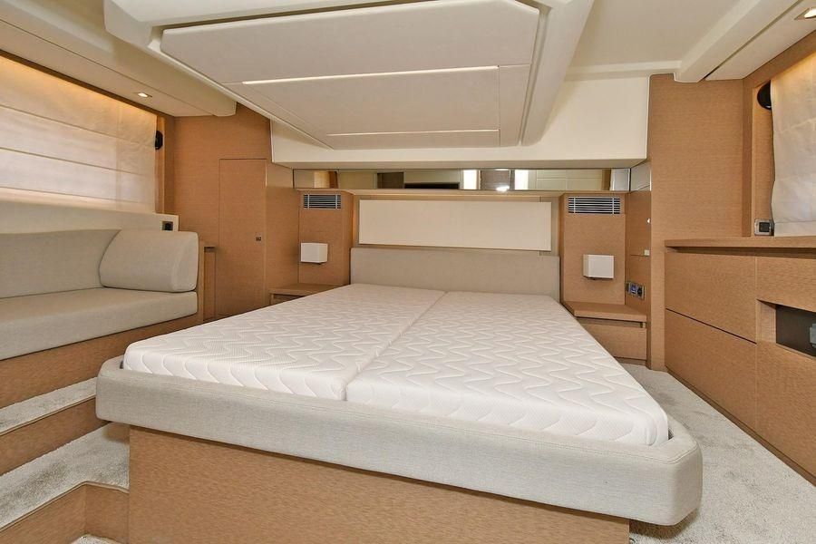 2019 Prestige 460 photo 18