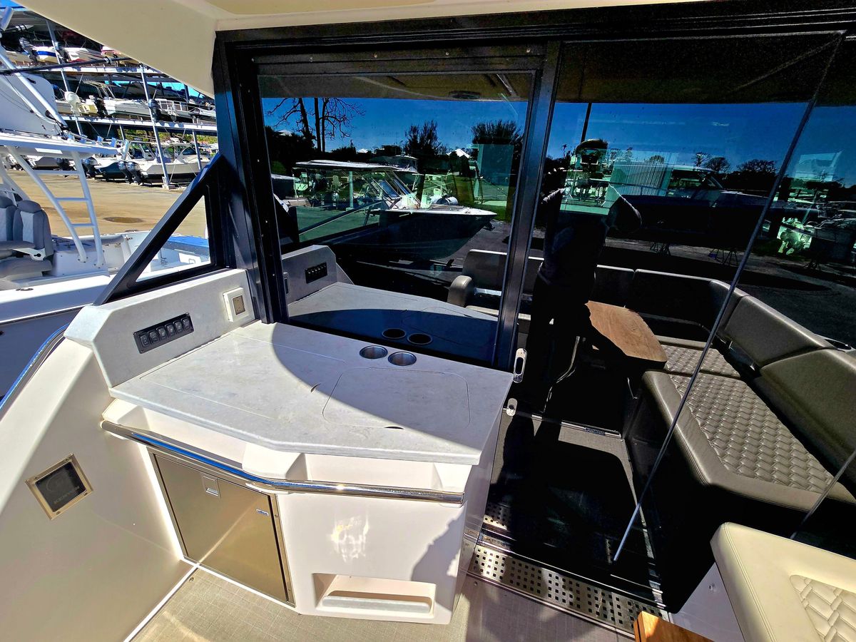 2021 Regal 38 XO photo 8