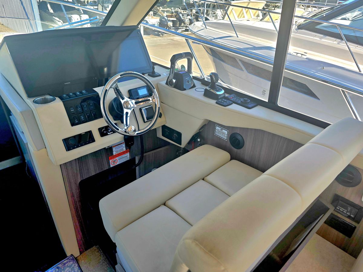 2021 Regal 38 XO photo 10
