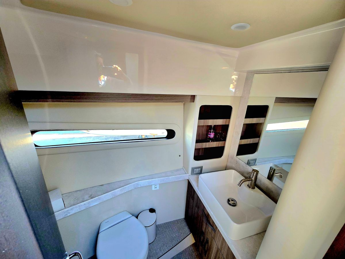 2021 Regal 38 XO photo 16