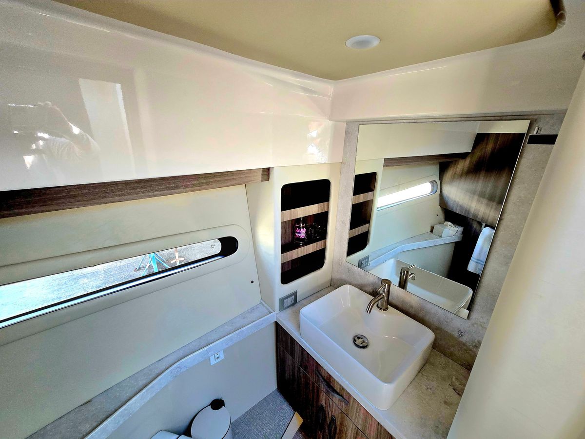 2021 Regal 38 XO photo 17