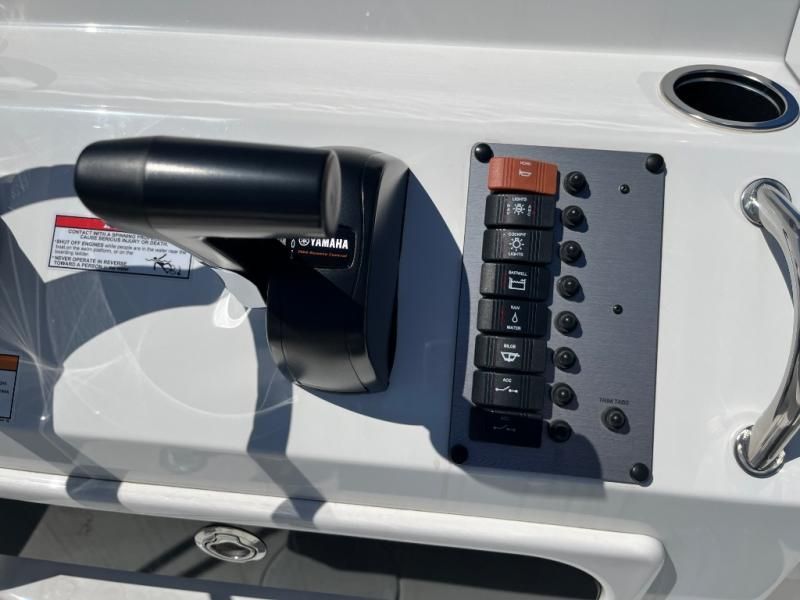 2025 Parker 18SE Center Console photo 10
