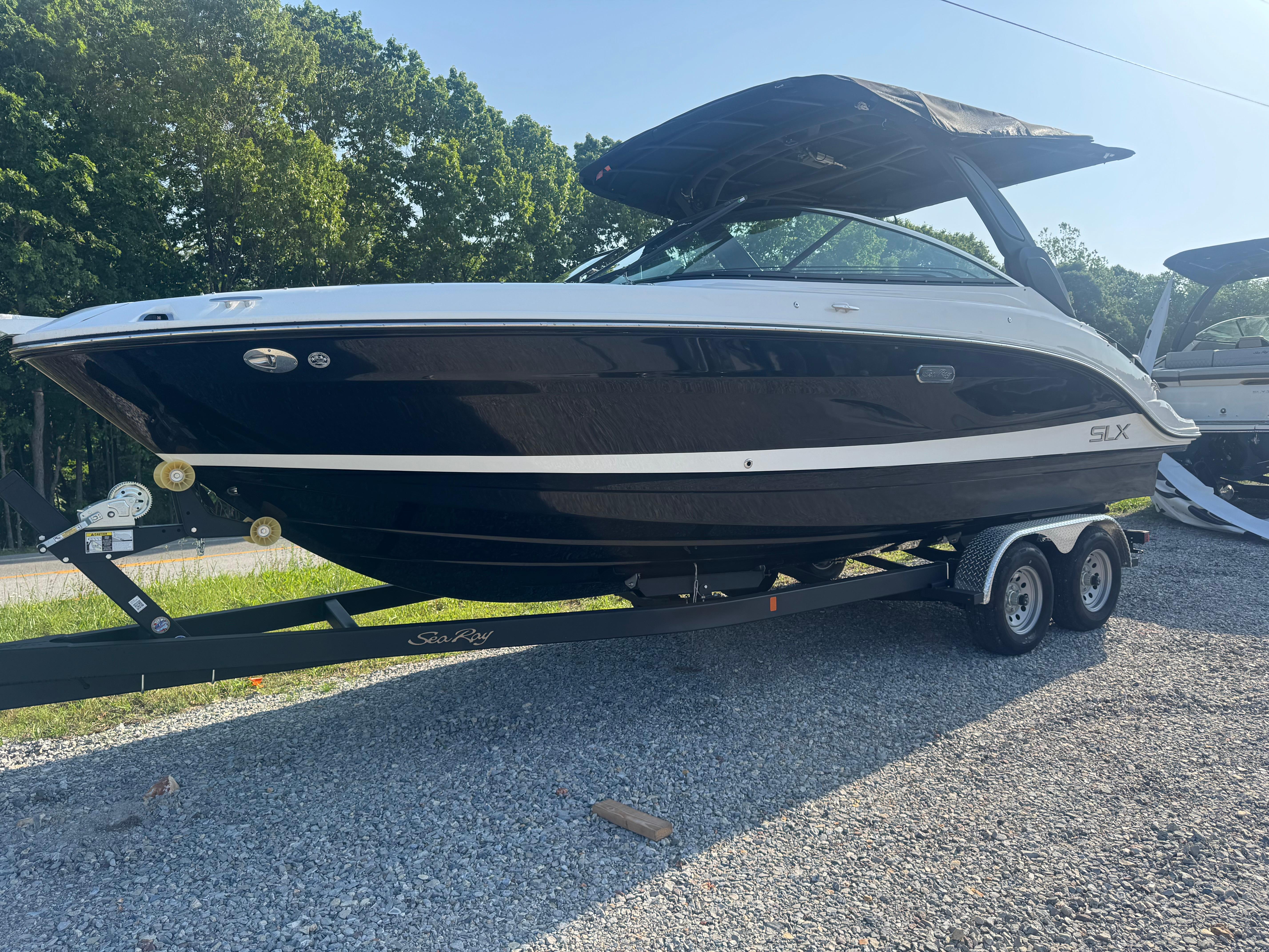 2025 Sea Ray SLX 260 photo 2