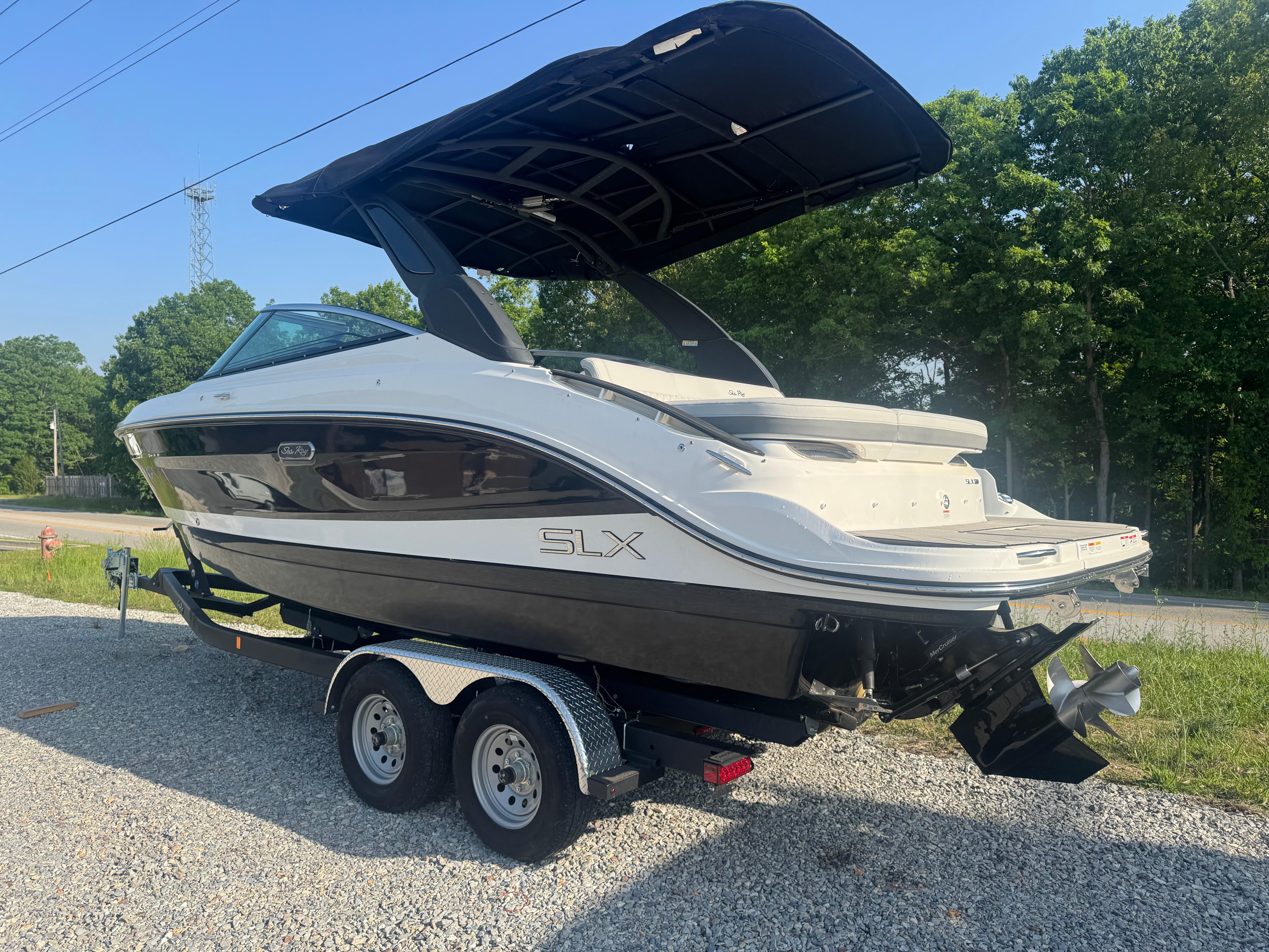 2025 Sea Ray SLX 260 photo 3