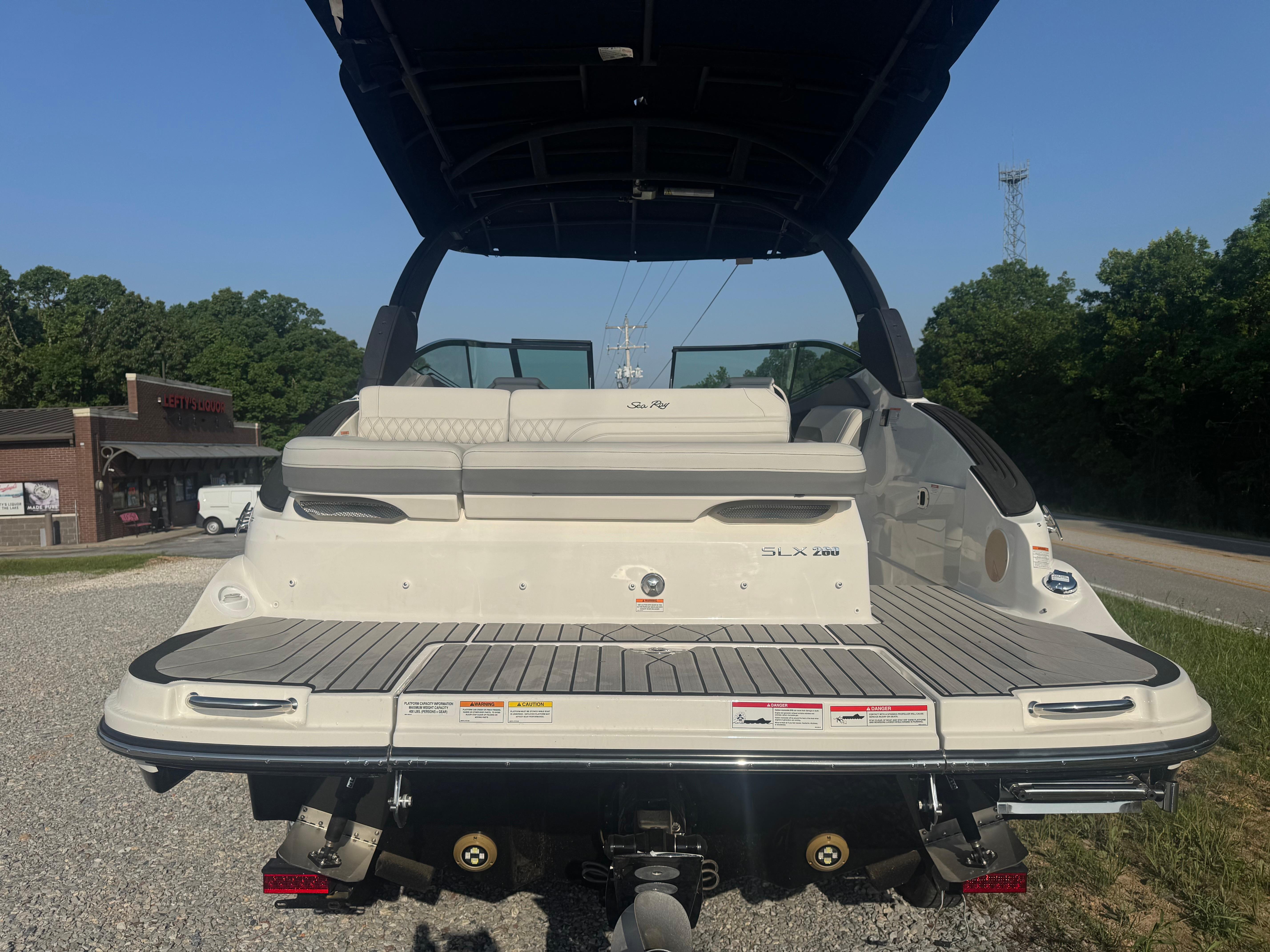 2025 Sea Ray SLX 260 photo 4