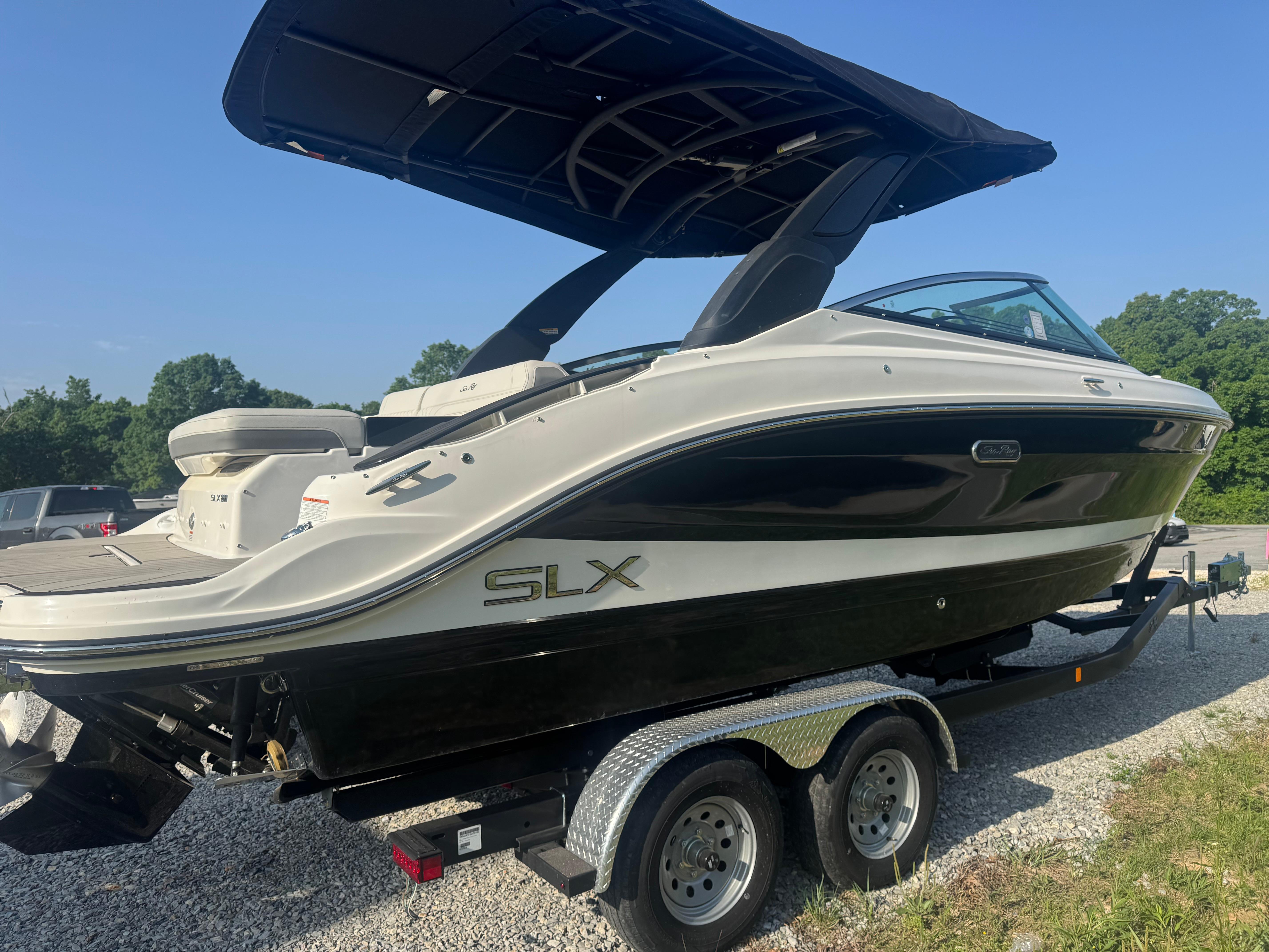 2025 Sea Ray SLX 260 photo 5
