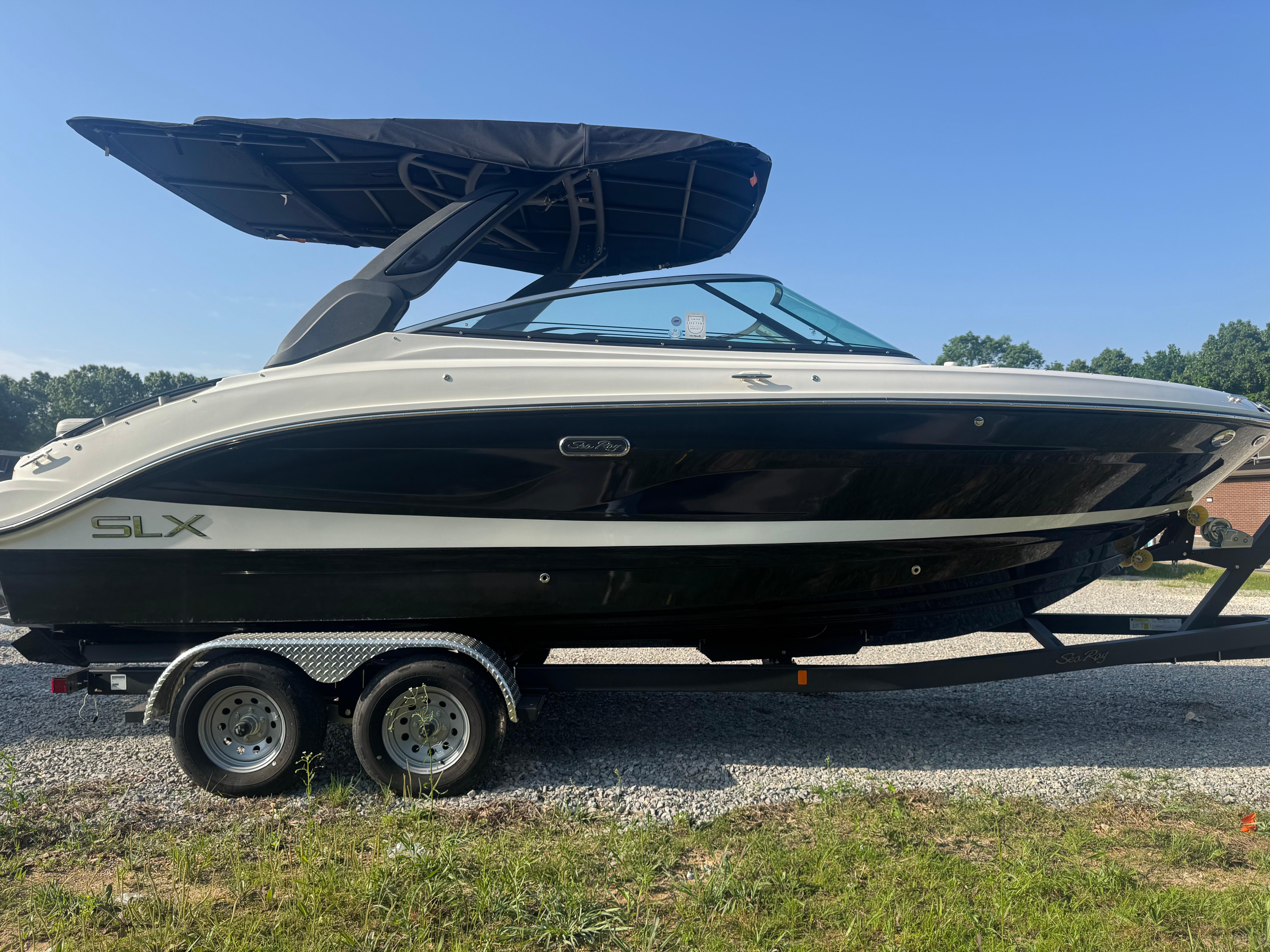 2025 Sea Ray SLX 260 photo 6