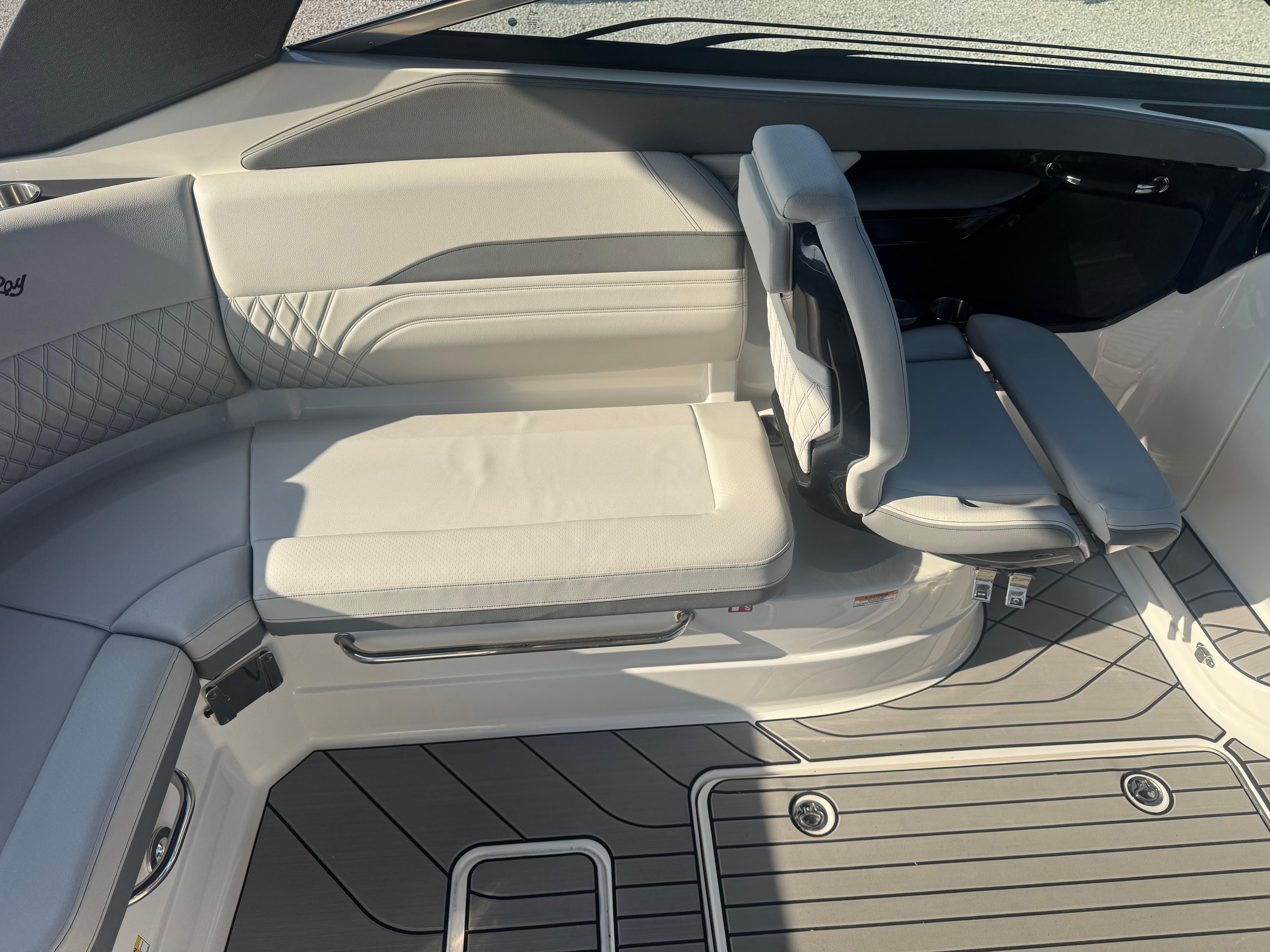 2025 Sea Ray SLX 260 photo 9