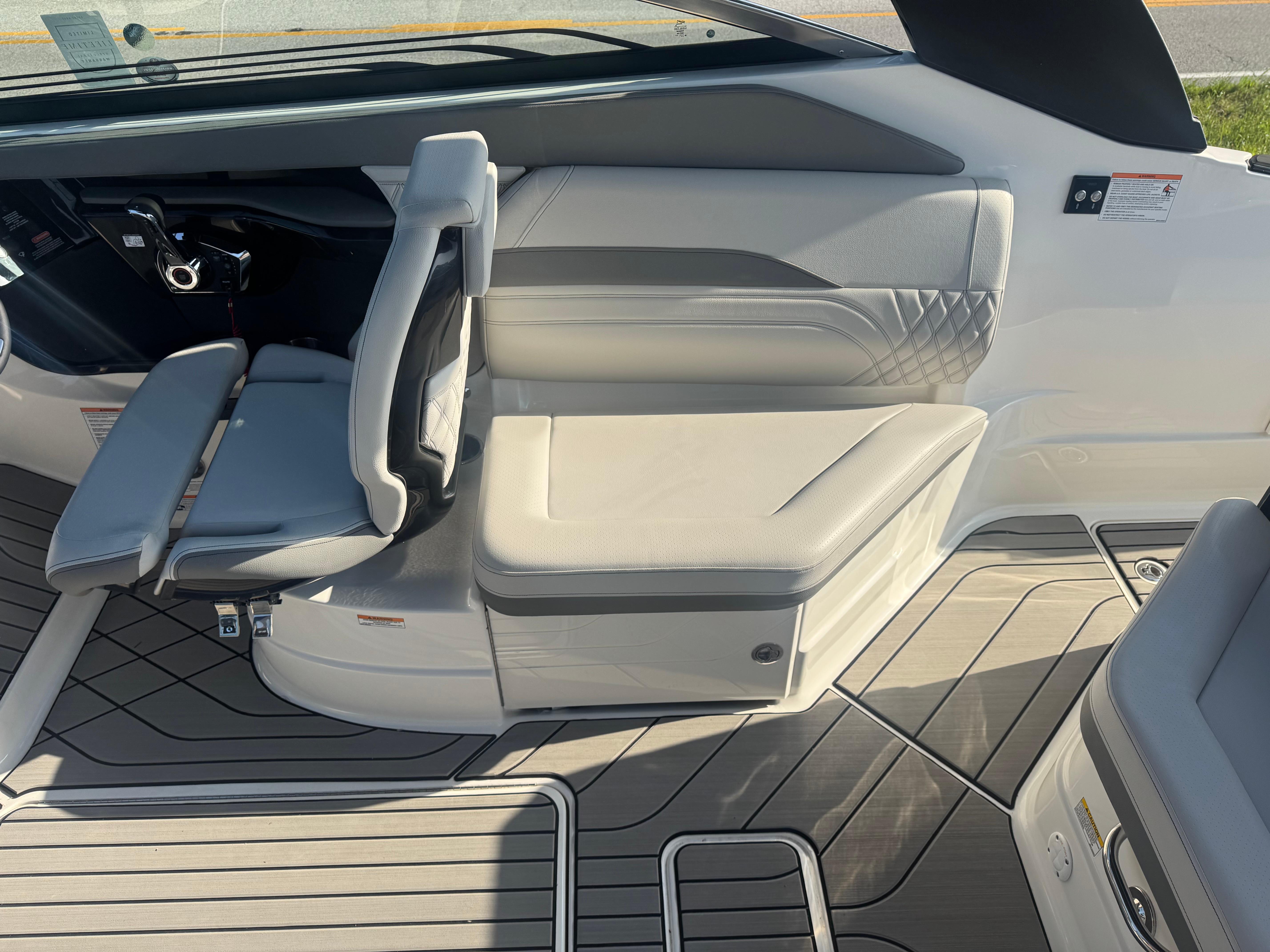 2025 Sea Ray SLX 260 photo 10