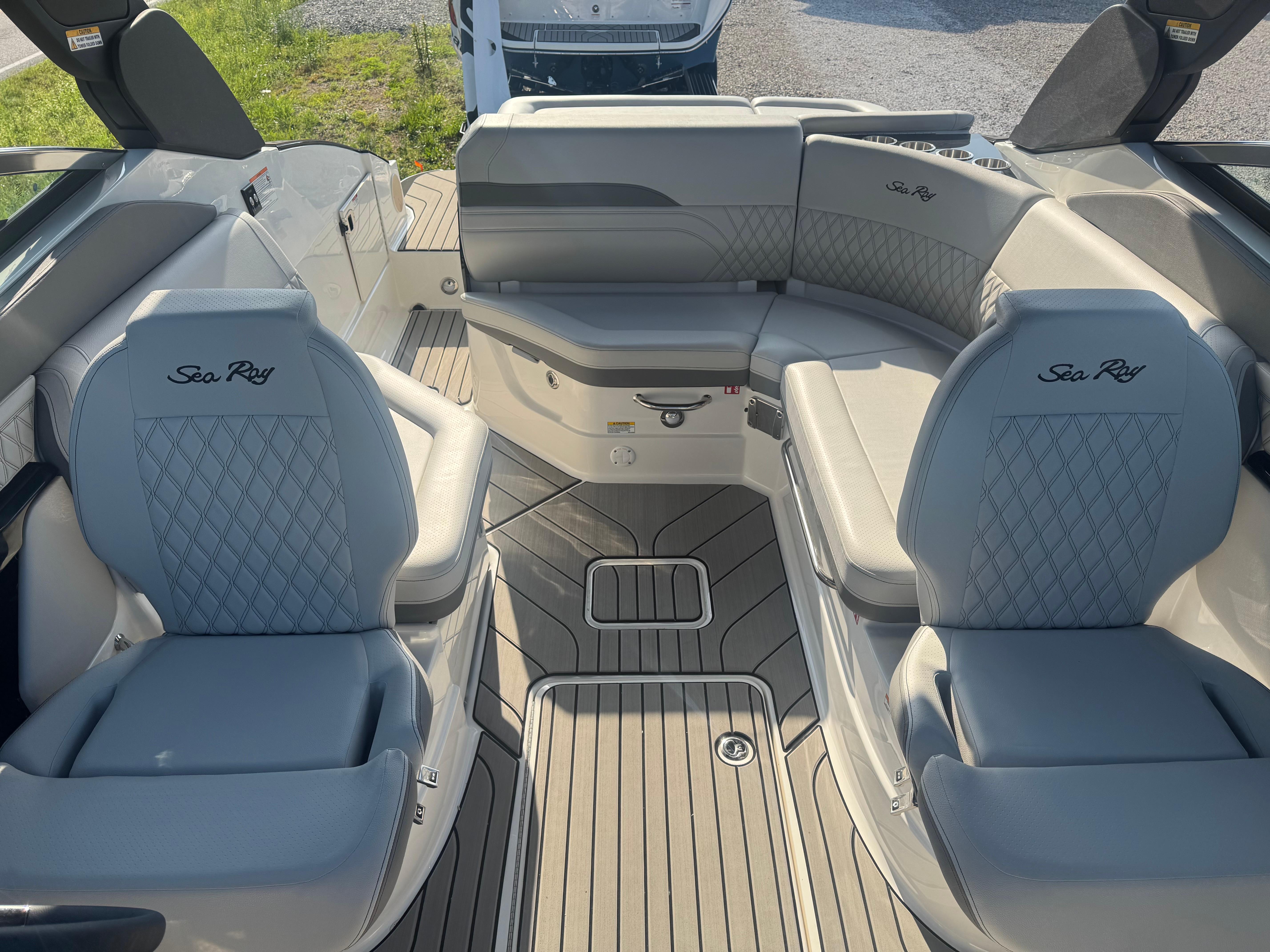 2025 Sea Ray SLX 260 photo 11