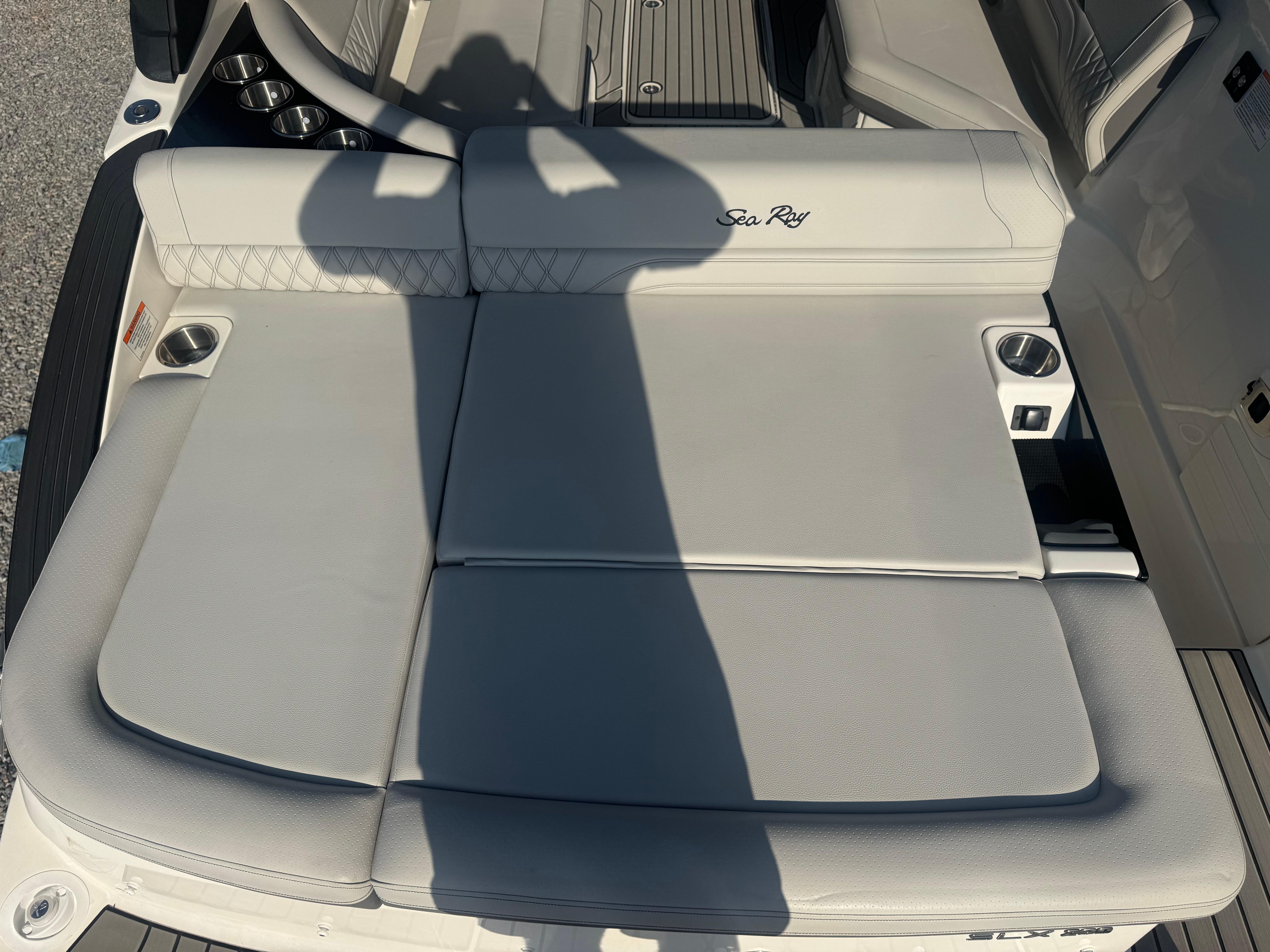 2025 Sea Ray SLX 260 photo 12