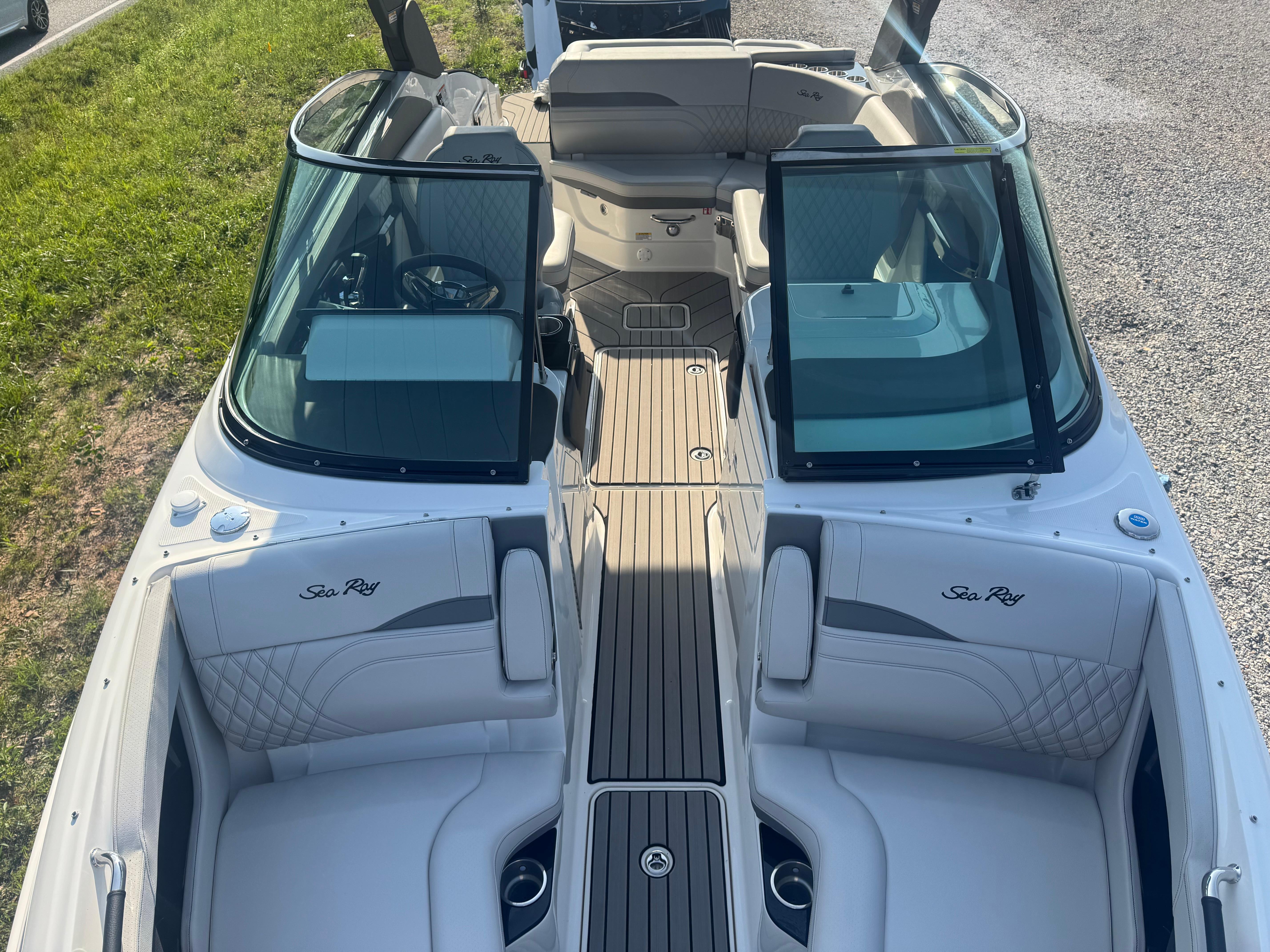 2025 Sea Ray SLX 260 photo 13