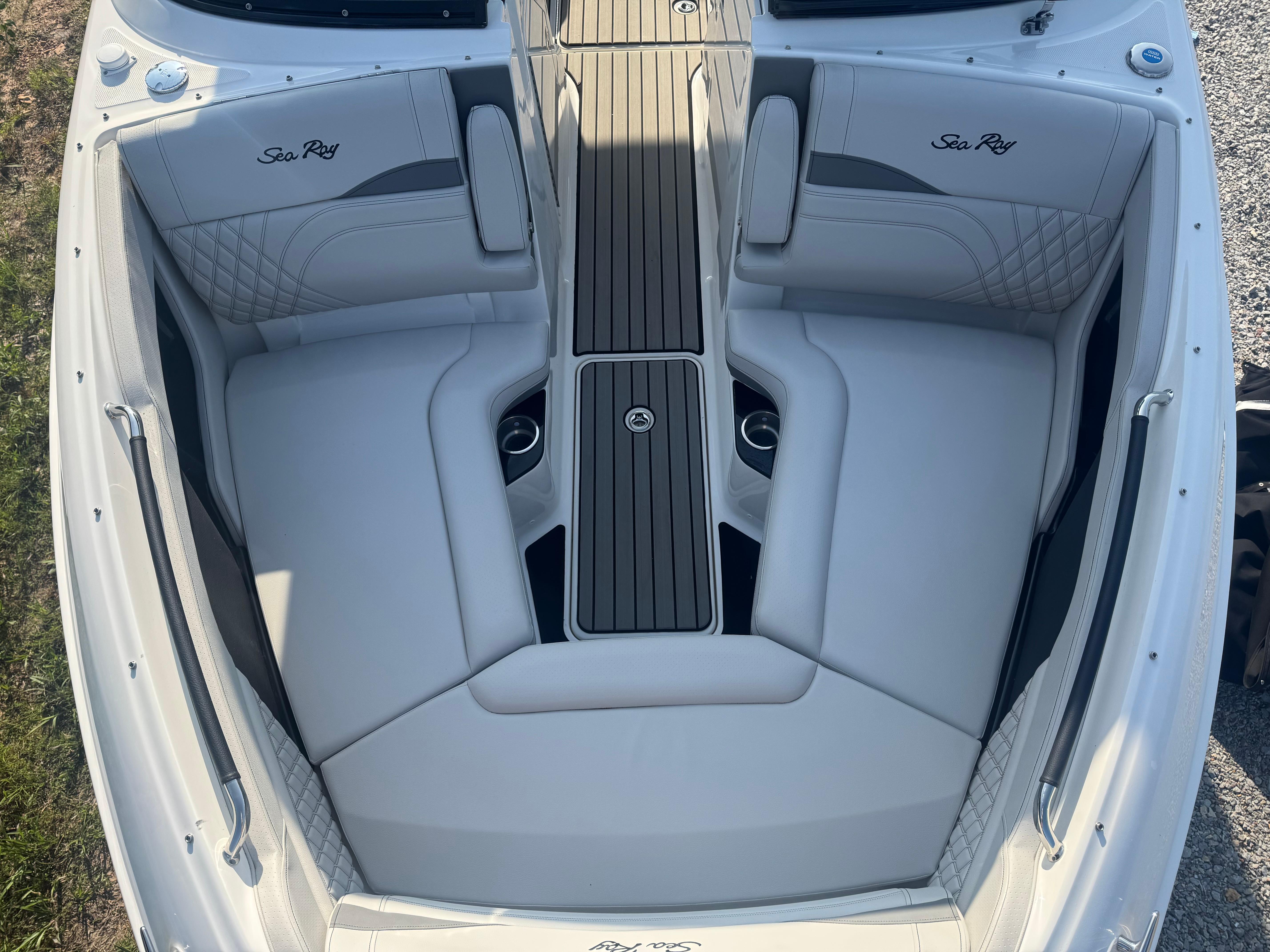 2025 Sea Ray SLX 260 photo 14