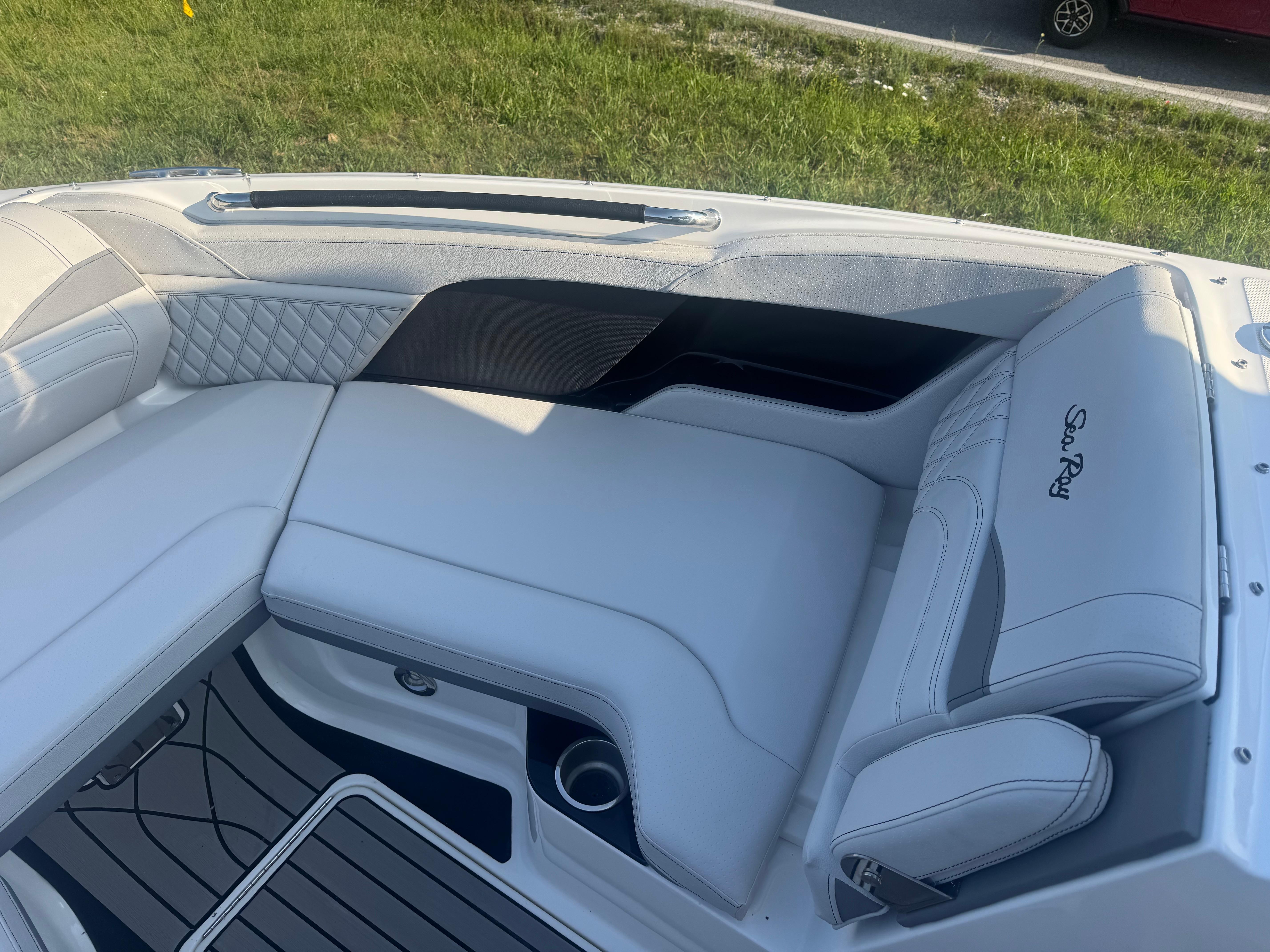 2025 Sea Ray SLX 260 photo 15