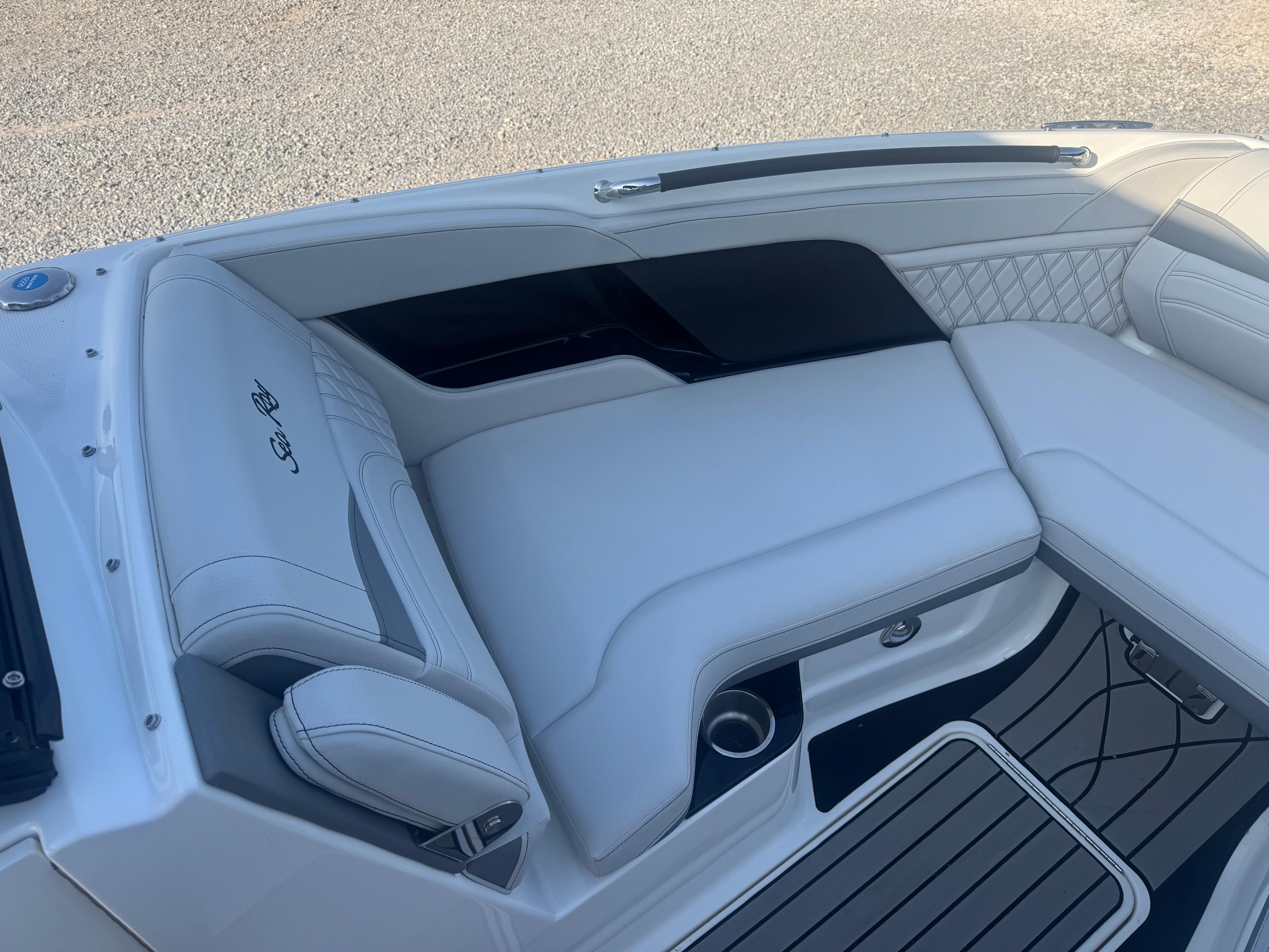 2025 Sea Ray SLX 260 photo 16