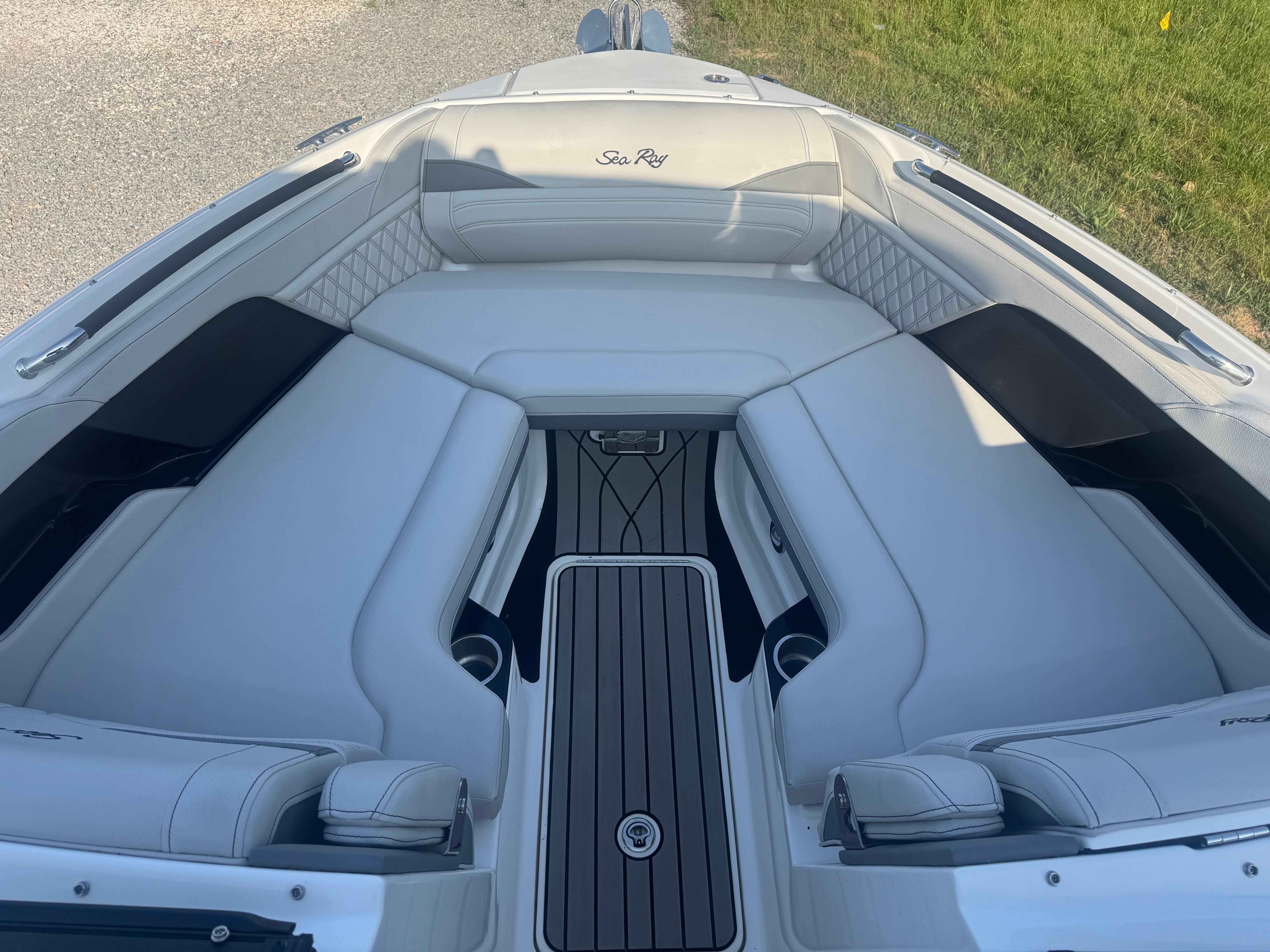 2025 Sea Ray SLX 260 photo 17