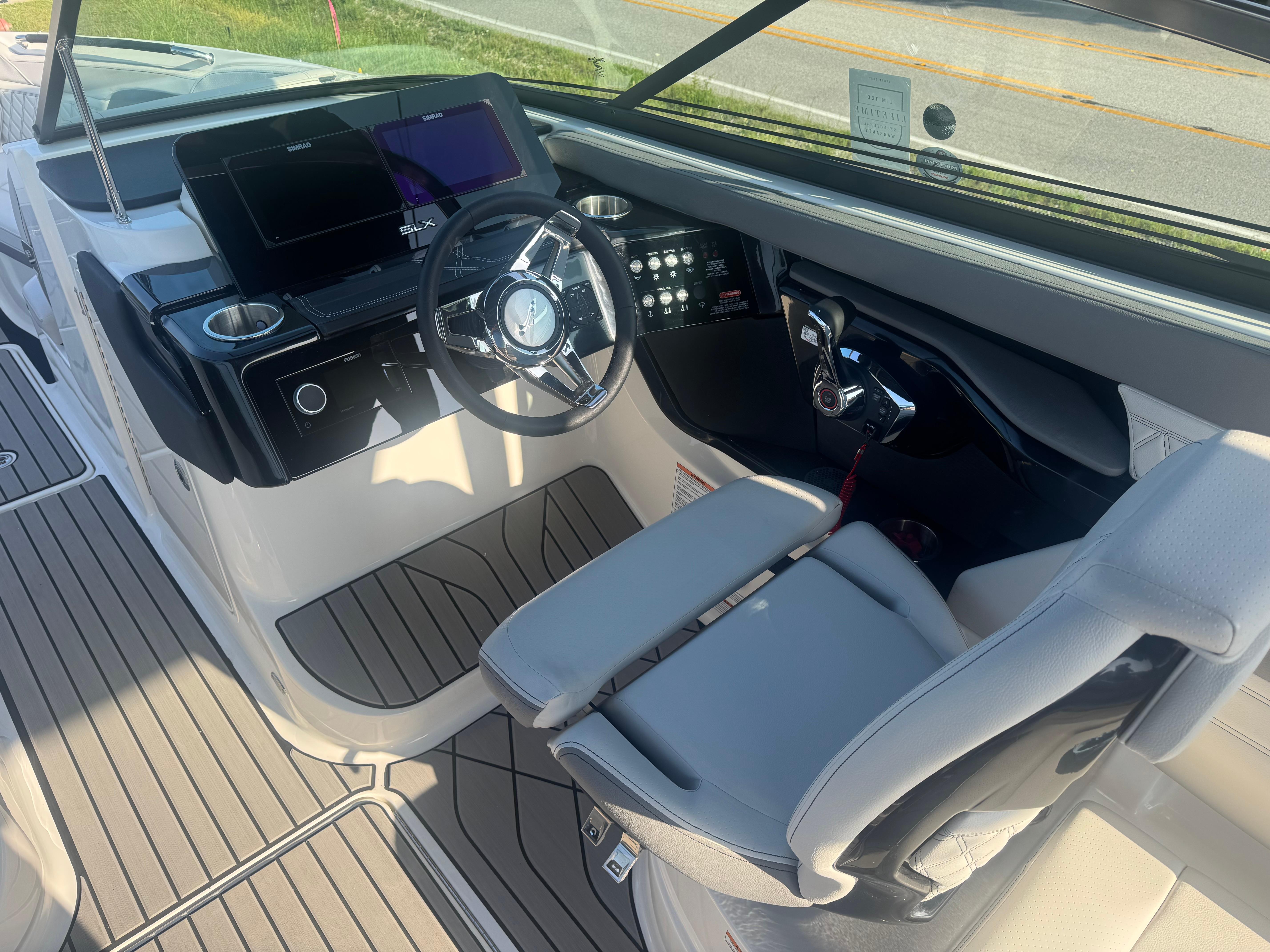 2025 Sea Ray SLX 260 photo 18