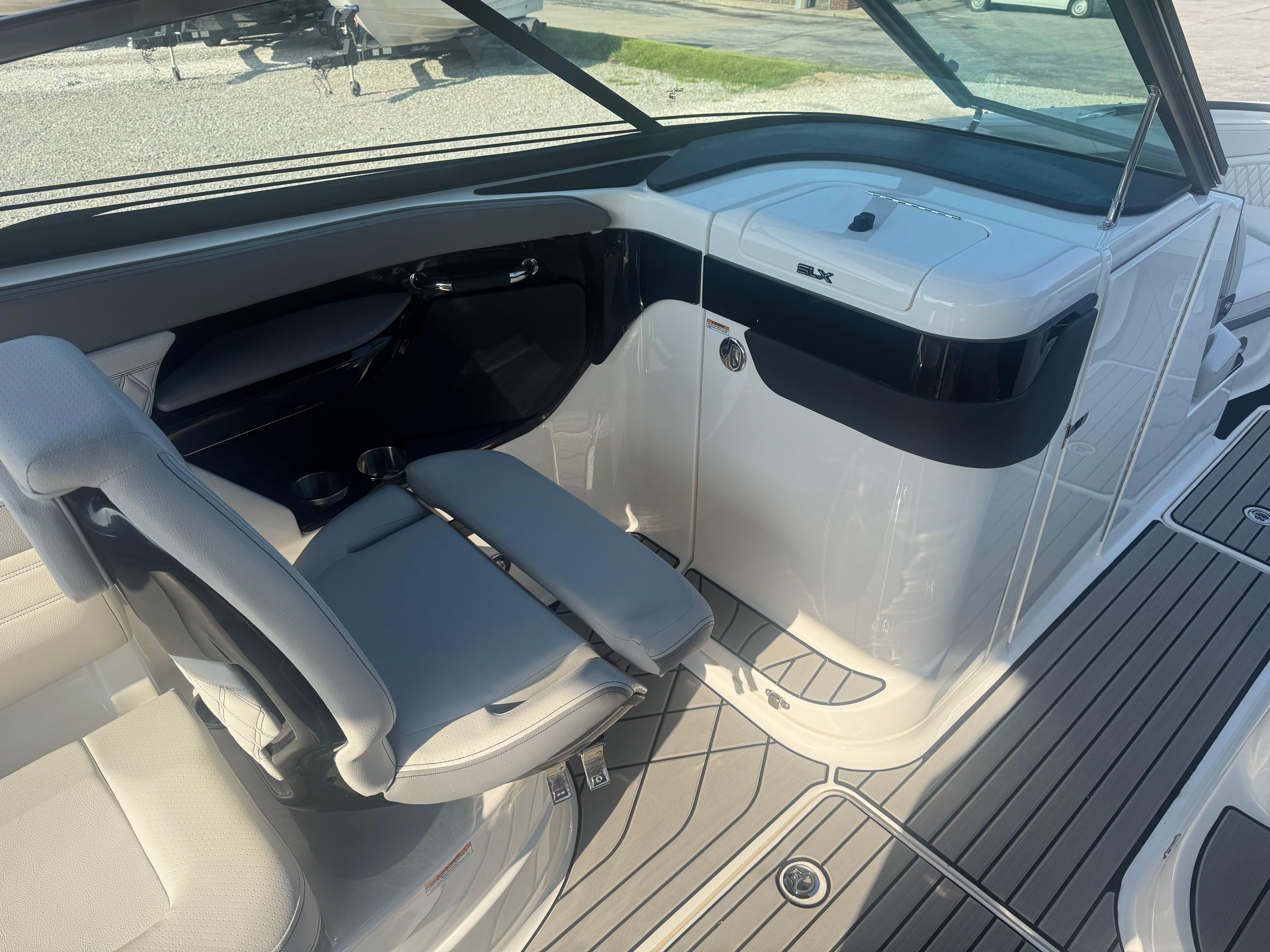 2025 Sea Ray SLX 260 photo 19