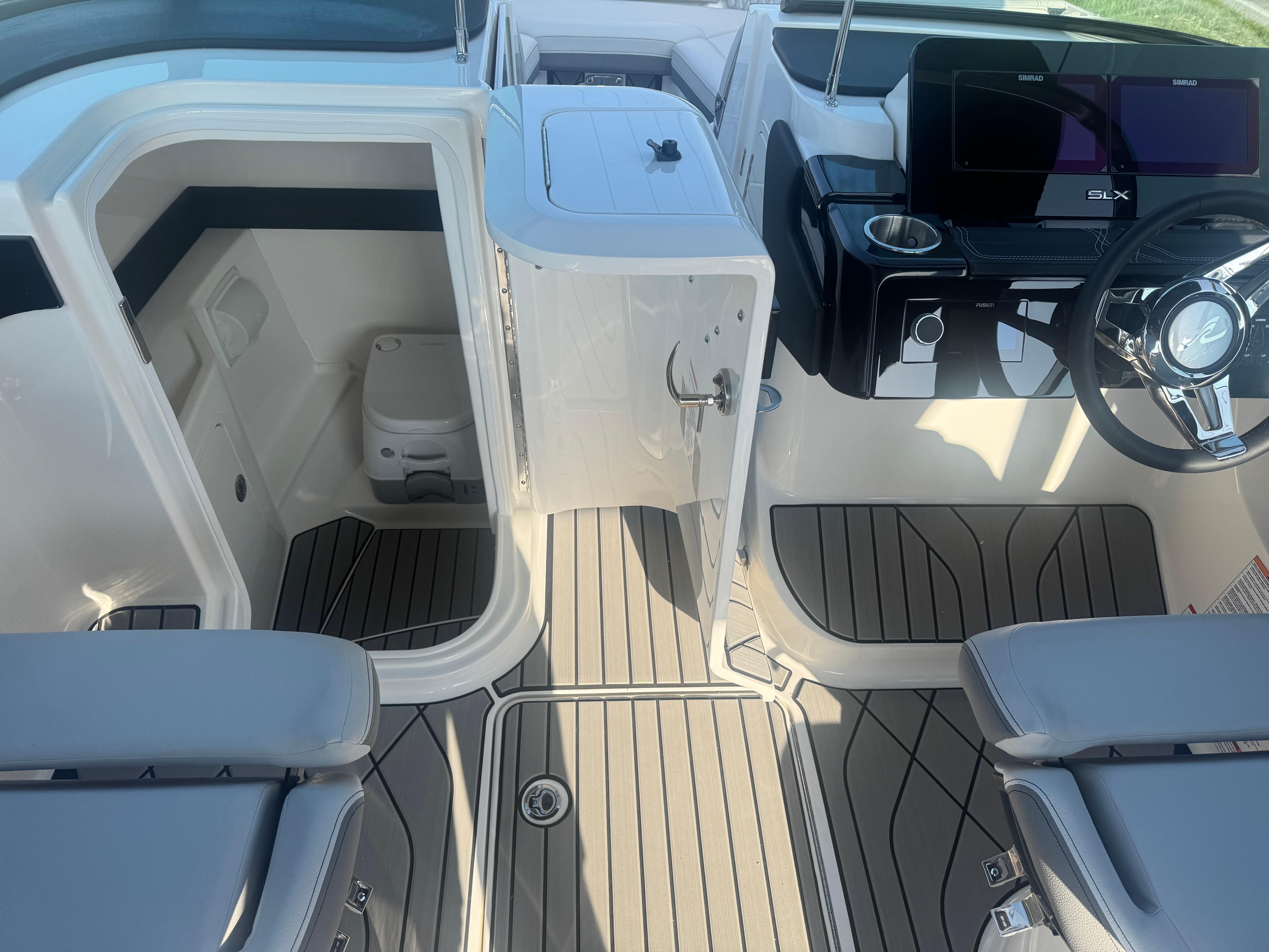 2025 Sea Ray SLX 260 photo 21