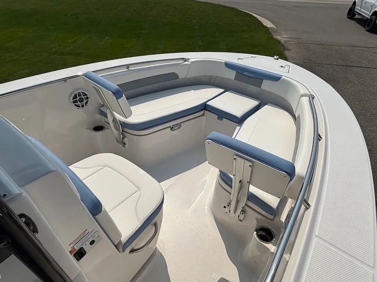 2026 Robalo R202 Explorer photo 12