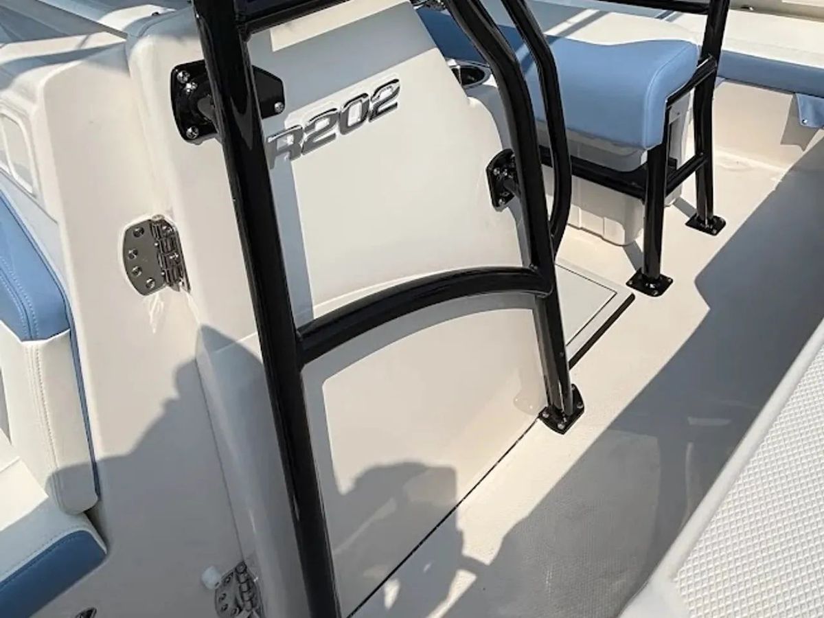 2026 Robalo R202 Explorer photo 15