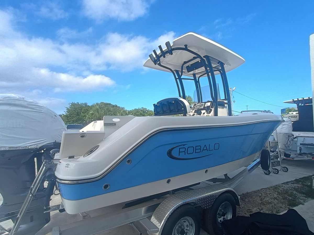2026 Robalo R222 Center Console