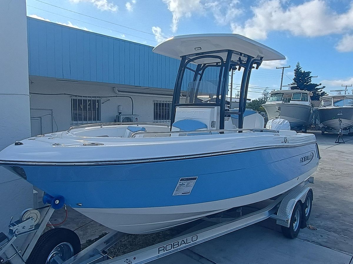 2026 Robalo R222 Center Console photo 2