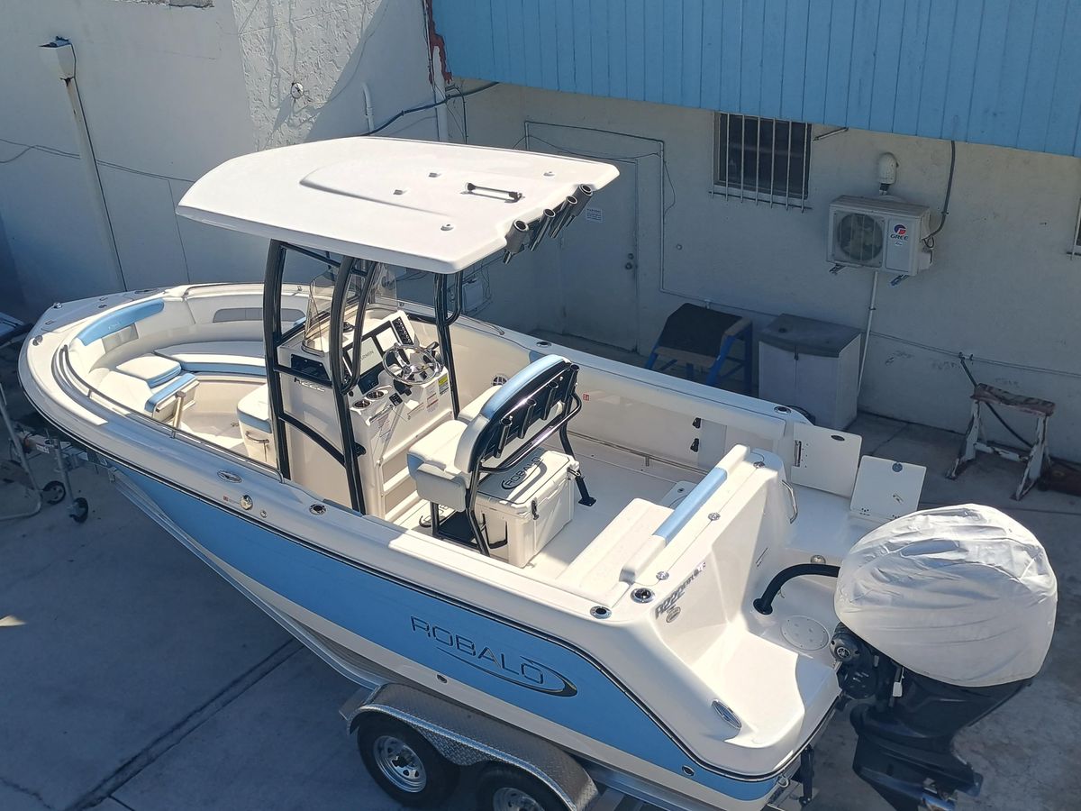 2026 Robalo R222 Center Console photo 3