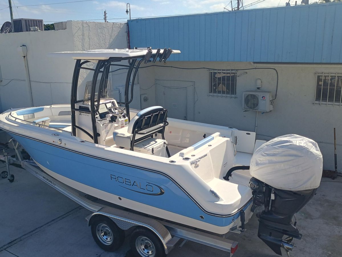 2026 Robalo R222 Center Console photo 4