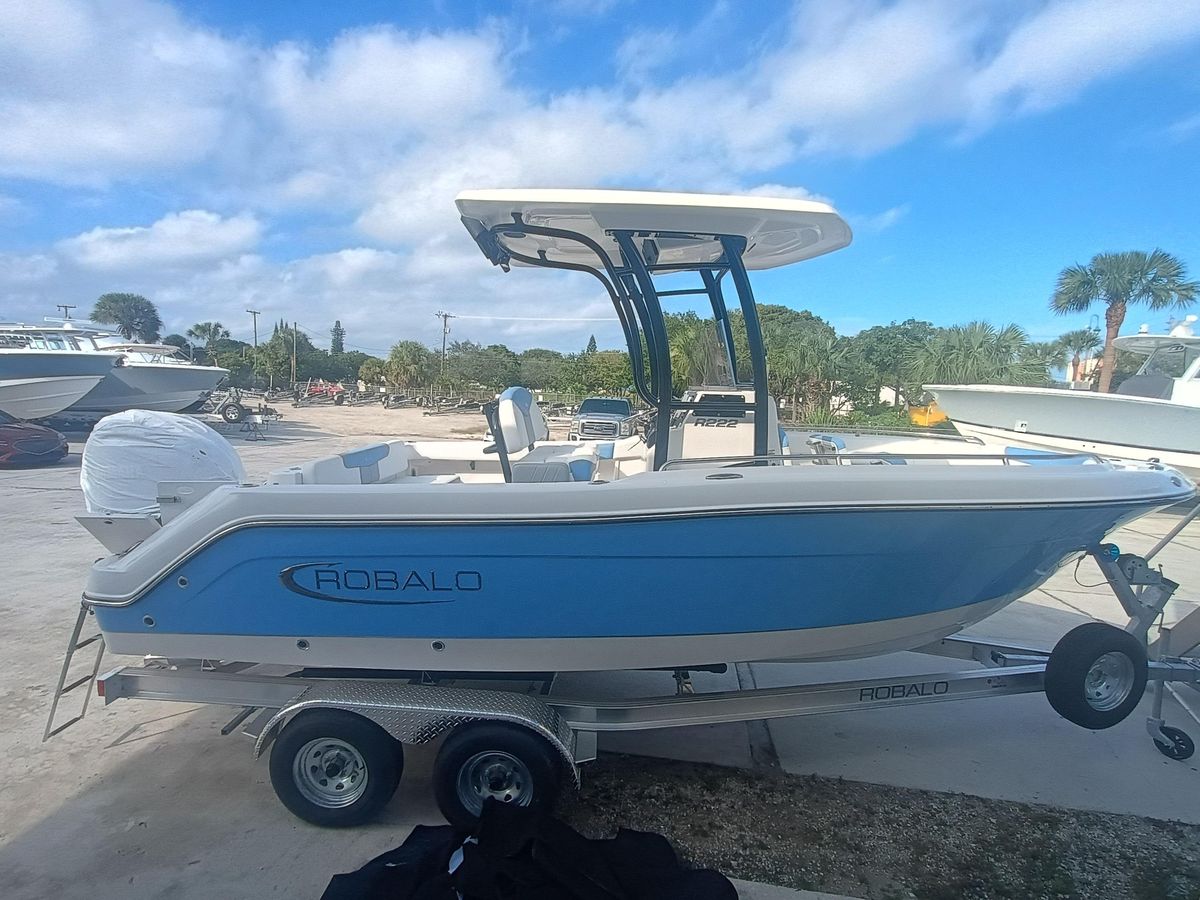 2026 Robalo R222 Center Console photo 5