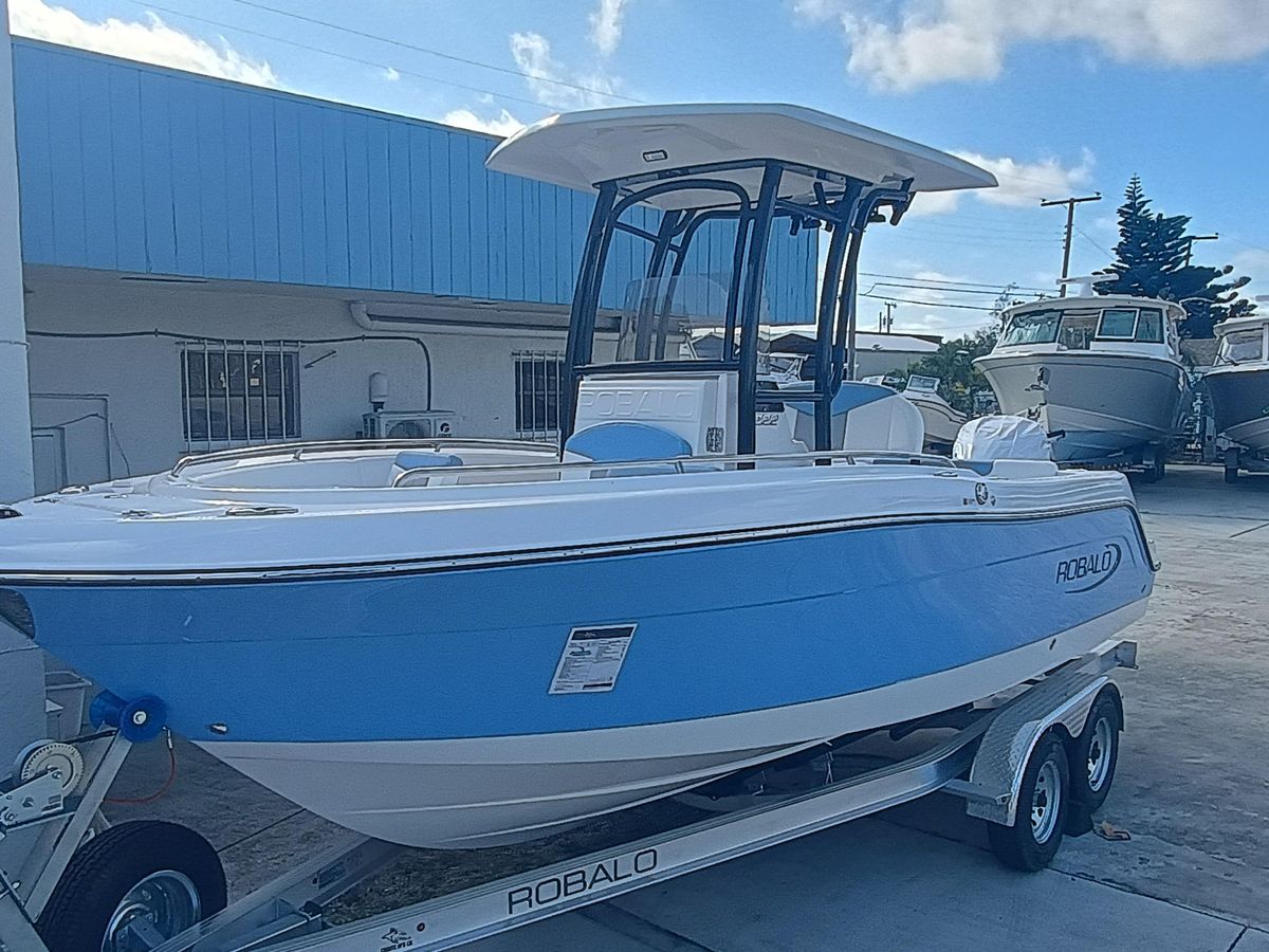 2026 Robalo R222 Center Console photo 6