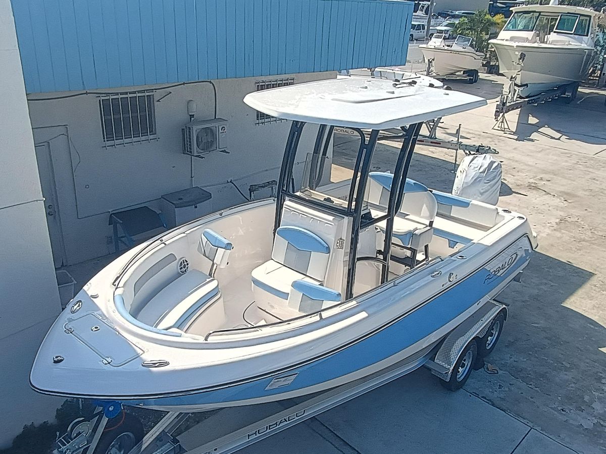 2026 Robalo R222 Center Console photo 7