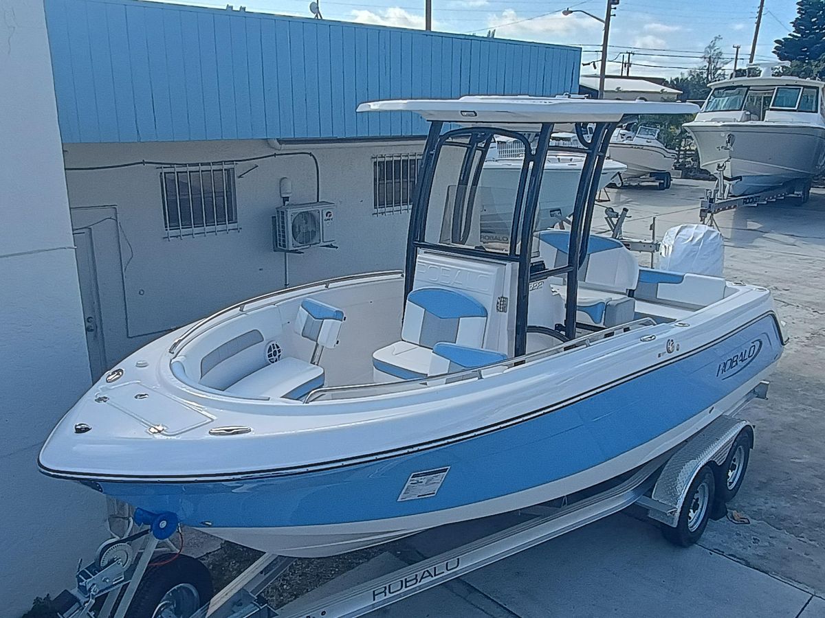 2026 Robalo R222 Center Console photo 8