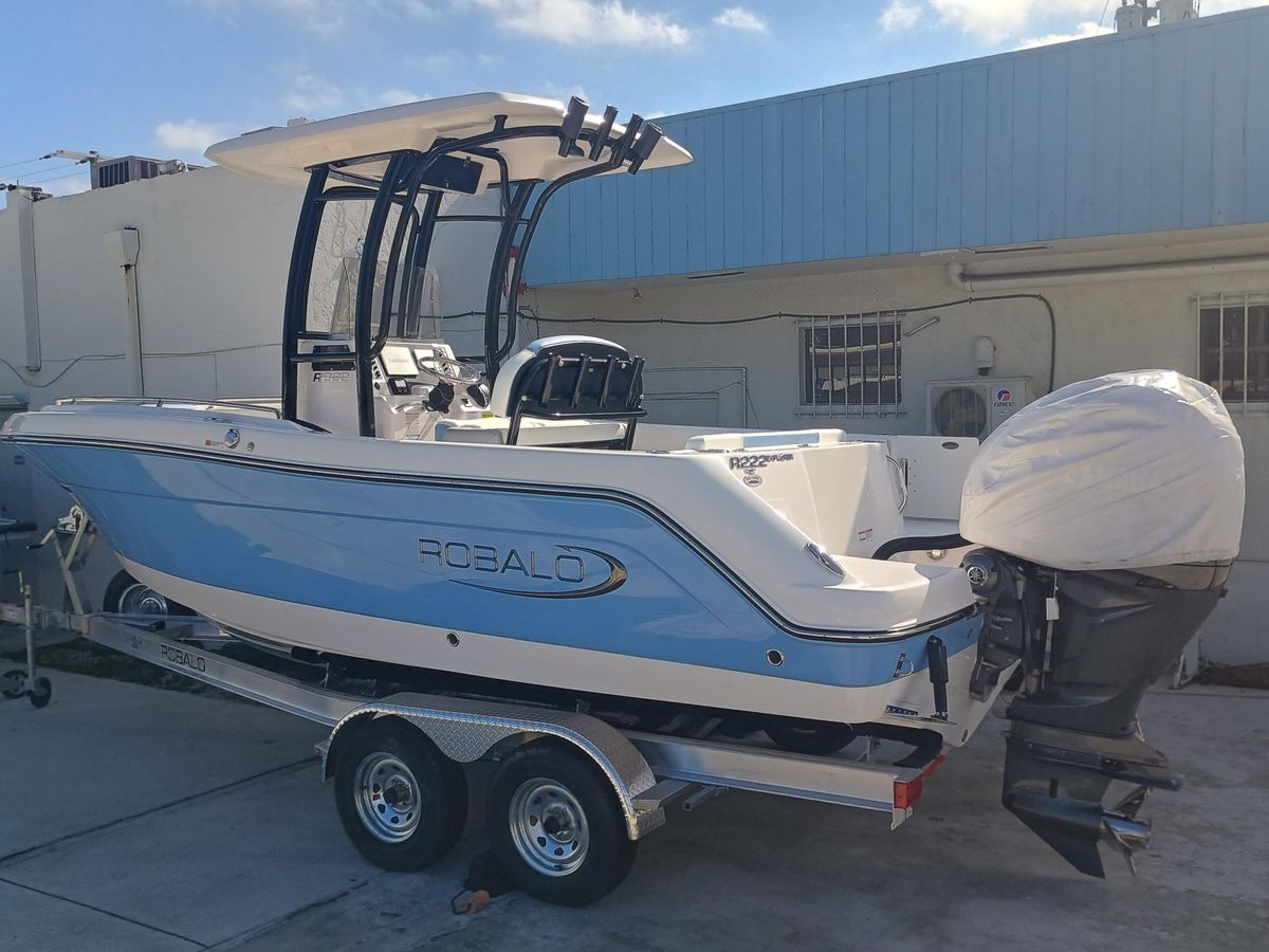 2026 Robalo R222 Center Console photo 9
