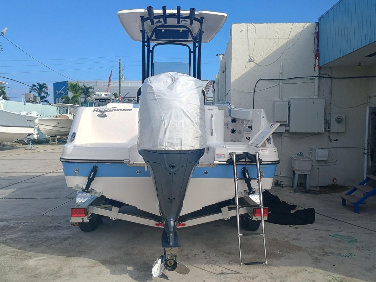 2026 Robalo R222 Center Console photo 10