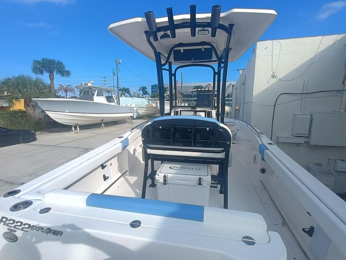 2026 Robalo R222 Center Console photo 11