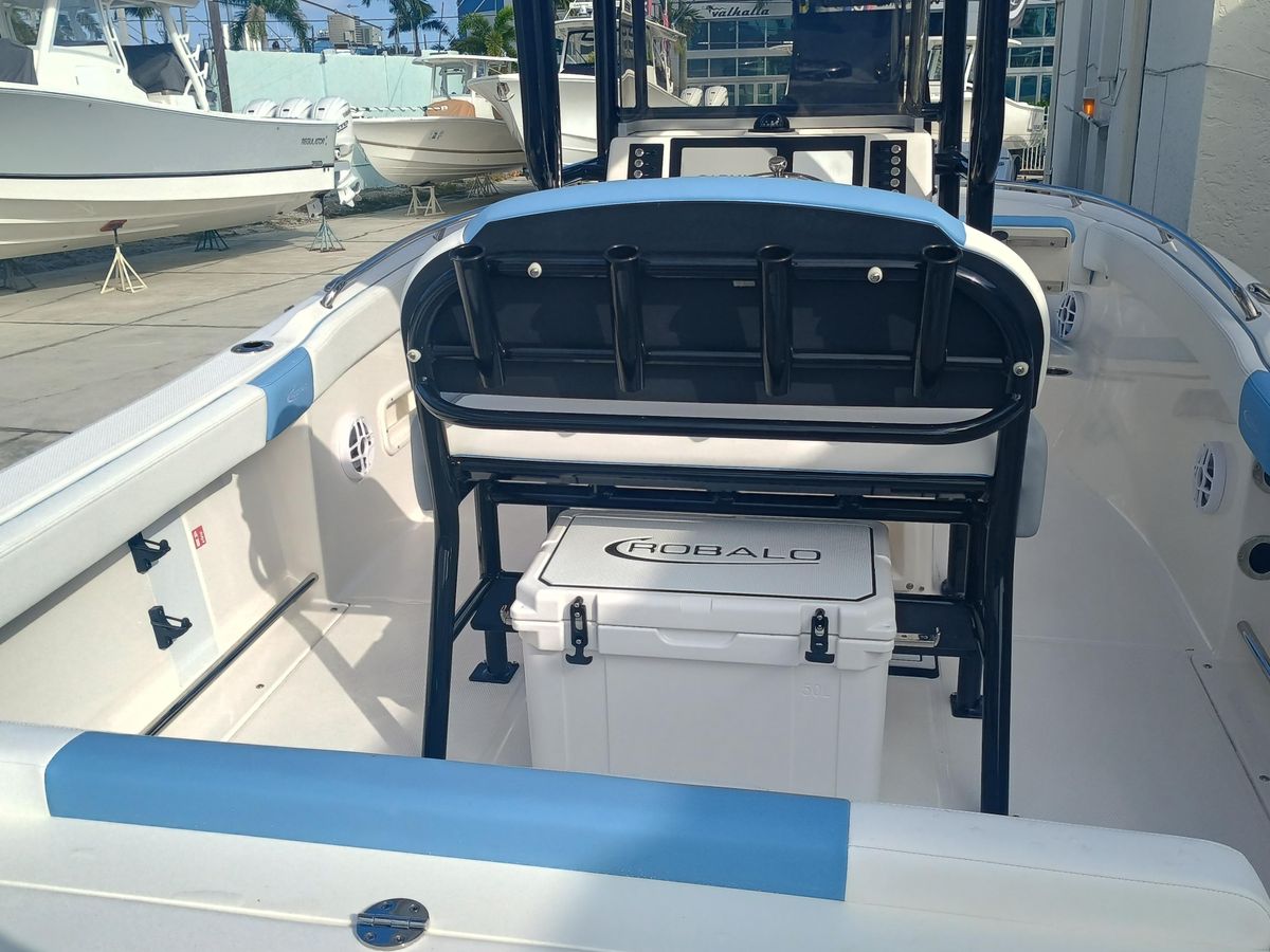 2026 Robalo R222 Center Console photo 12