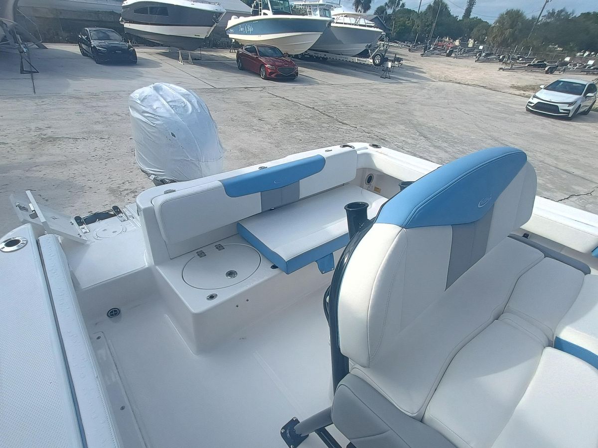 2026 Robalo R222 Center Console photo 13