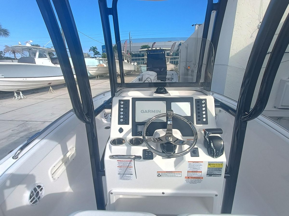 2026 Robalo R222 Center Console photo 14