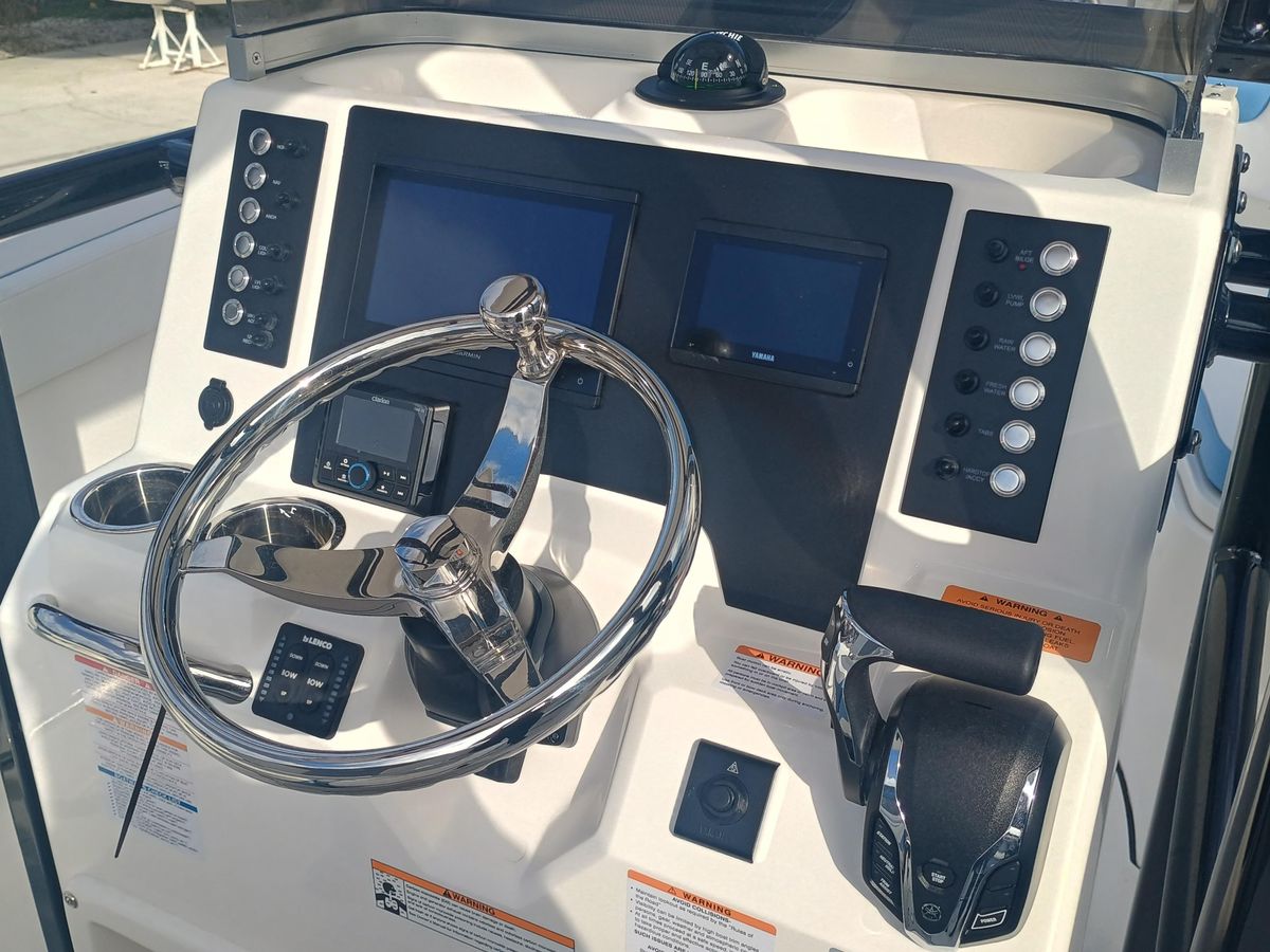 2026 Robalo R222 Center Console photo 16