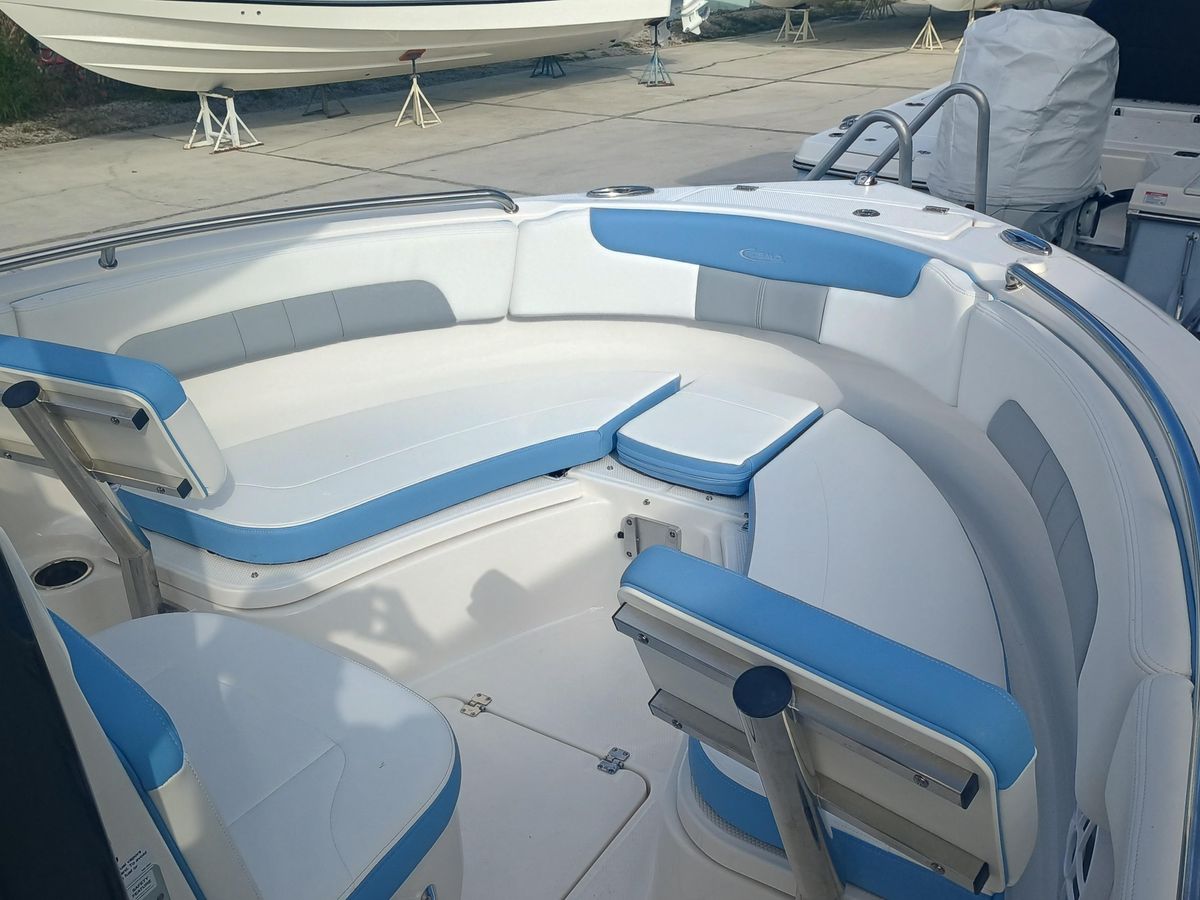 2026 Robalo R222 Center Console photo 17