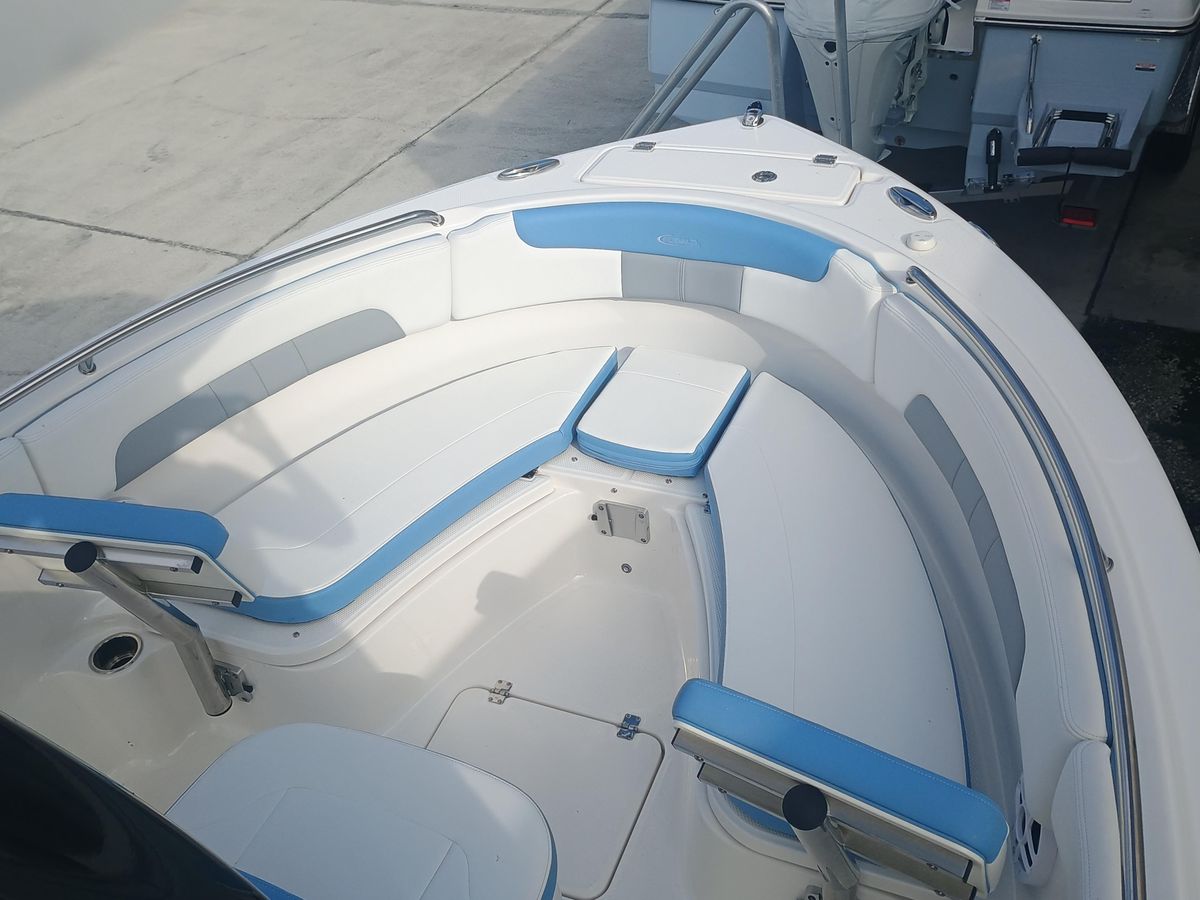 2026 Robalo R222 Center Console photo 18