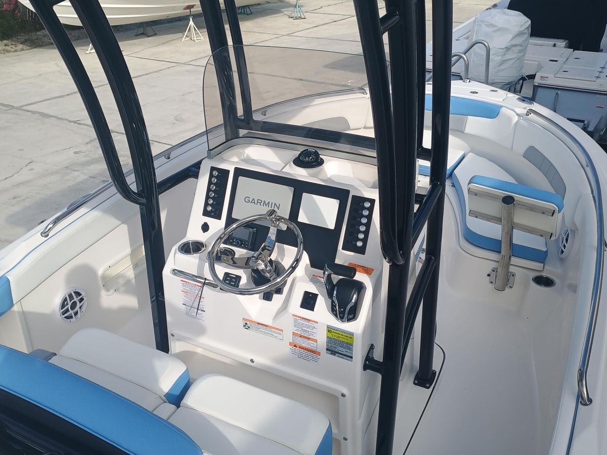 2026 Robalo R222 Center Console photo 19
