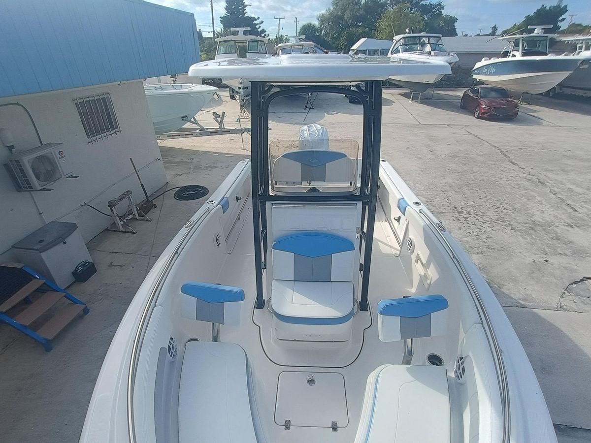 2026 Robalo R222 Center Console photo 20