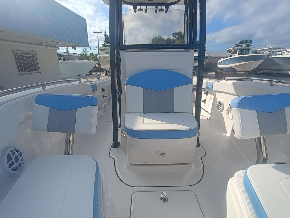2026 Robalo R222 Center Console photo 23