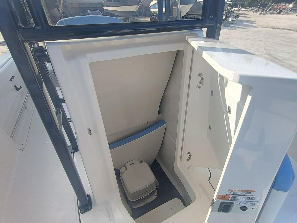 2026 Robalo R222 Center Console photo 25