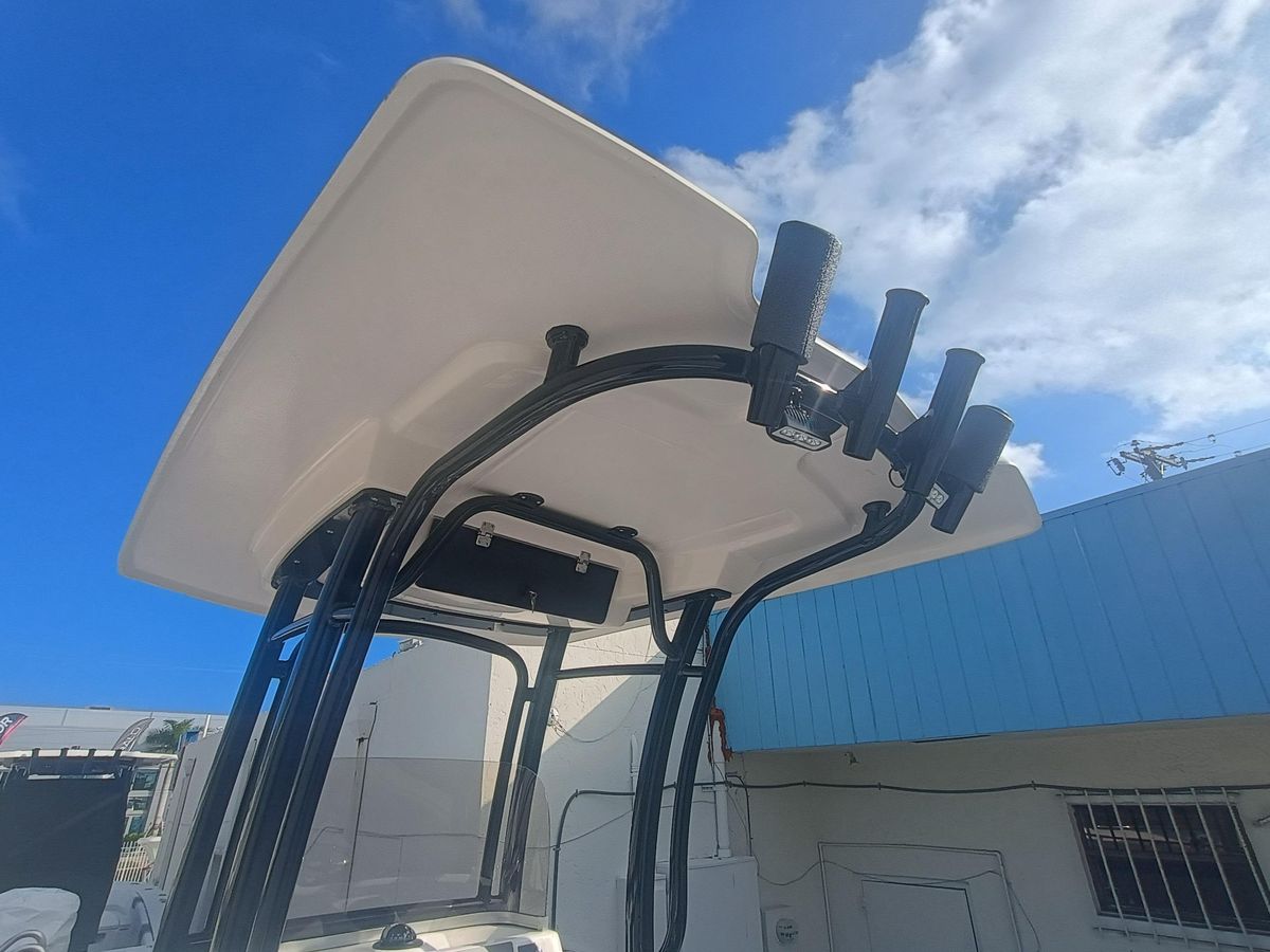 2026 Robalo R222 Center Console photo 27