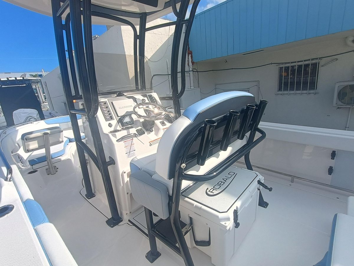 2026 Robalo R222 Center Console photo 28