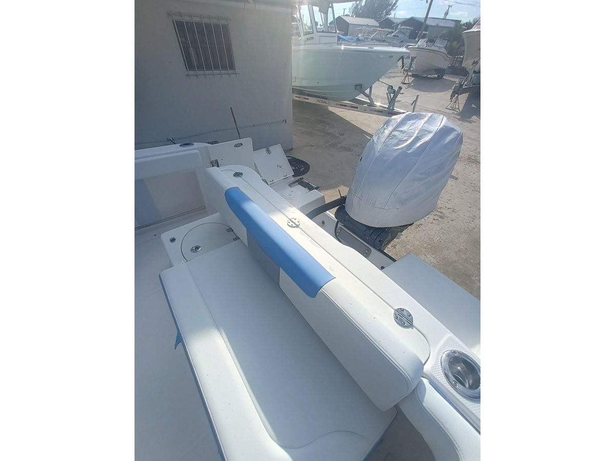 2026 Robalo R222 Center Console photo 29